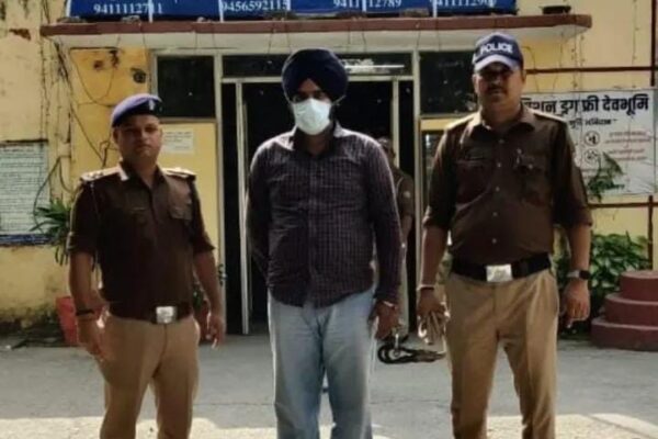 थाना गदरपुर पुलिस व एसटीएफ कुमाऊं यूनिट की संयुक्त कार्रवाई में बड़ी सफलता; 1.902 किलोग्राम अफीम बरामद गदरपुर, 30 अक्टूबर 2025 – ( समय बोल रहा) – ऊधमसिंह नगर के वरिष्ठ पुलिस अधीक्षक (SSP) मणिकांत मिश्रा के स्पष्ट 'जीरो टॉलरेंस' निर्देशों के तहत, जिले में नशे के खिलाफ लगातार अभियान चलाया जा रहा है। इसी क्रम में, थाना गदरपुर पुलिस और एसटीएफ (STF) कुमाऊं यूनिट की संयुक्त टीम को एक बड़ी सफलता मिली है। पुलिस ने लगभग ₹8 लाख रुपये की अनुमानित कीमत की 1.902 किलोग्राम अफीम के साथ एक शातिर नशा तस्कर को गिरफ्तार किया है। संयुक्त टीम ने दबोचा 19 वर्षीय शातिर तस्कर एसएसपी मणिकांत मिश्रा द्वारा नशे के अवैध कारोबार को जड़ से खत्म करने के लिए चलाए जा रहे विशेष अभियान के तहत, पुलिस और एसटीएफ की टीमें लगातार निगरानी कर रही थीं। मुखबिर से मिली पुख्ता सूचना के आधार पर, गदरपुर थाना पुलिस और एसटीएफ कुमाऊं यूनिट की संयुक्त टीम ने त्वरित कार्रवाई की। पुलिस टीम ने एक 19 वर्षीय युवक को भारी मात्रा में अफीम की तस्करी करते हुए रंगे हाथ पकड़ा। गिरफ्तार किए गए आरोपी की पहचान और आगे की पूछताछ पुलिस द्वारा की जा रही है। नशा तस्करों के खिलाफ कड़ा संदेश बरामद की गई अफीम की मात्रा (1.902 किलोग्राम) और उसकी अंतरराष्ट्रीय बाजार में अनुमानित कीमत (लगभग ₹8 लाख) दर्शाती है कि यह तस्कर नशे के एक बड़े नेटवर्क का हिस्सा था। इस सफल ऑपरेशन से एसएसपी मणिकांत मिश्रा के उस कड़े रुख को बल मिला है, जिसमें उन्होंने स्पष्ट किया है कि जिले में किसी भी कीमत पर नशा तस्करी बर्दाश्त नहीं की जाएगी। यह संयुक्त कार्रवाई नशे के कारोबार में लिप्त लोगों के लिए एक कड़ा संदेश है कि पुलिस और एसटीएफ की पैनी नजर हर गतिविधि पर बनी हुई है। पुलिस अधिकारियों ने बताया कि गिरफ्तार किए गए अभियुक्त के खिलाफ एनडीपीएस अधिनियम (NDPS Act) की संबंधित धाराओं के तहत मुकदमा दर्ज कर लिया गया है, और उससे इस नेटवर्क के अन्य सदस्यों के बारे में जानकारी जुटाने के लिए गहन पूछताछ की जा रही है। पुलिस टीम ने इस सफलता के लिए संयुक्त टीम की सराहना की है।