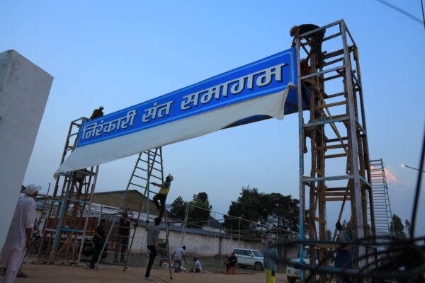 सतगुरु माता सुदीक्षा जी महाराज के सान्निध्य में 31 अक्टूबर से 3 नवंबर तक चलेगा भक्ति और मानवता का महासंगम; लाखों श्रद्धालु होंगे शामिल काशीपुर, 25 अक्टूबर 2025 (समय बोल रहा ) – सतगुरु माता सुदीक्षा जी महाराज एवं निरंकारी राजपिता रमित जी की पावन छत्रछाया में आयोजित होने वाले 78वें वार्षिक निरंकारी संत समागम की तैयारियाँ संत निरंकारी आध्यात्मिक स्थल, समालखा (हरियाणा) में अब अपने अंतिम चरण में हैं। यह समागम 31 अक्टूबर से 3 नवंबर 2025 तक आयोजित होने जा रहा है, जिसमें देश-विदेश से असंख्य श्रद्धालु भक्त आत्मीयता के इस उत्सव में भाग लेंगे। प्रेम, ज्ञान और भक्ति का पावन संगम संत निरंकारी मंडल के सचिव श्री जोगिंदर सुखीजा के अनुसार, यह समागम केवल एक वार्षिक धार्मिक आयोजन नहीं है, बल्कि यह ज्ञान, प्रेम और भक्ति का पावन संगम है। यह आयोजन 'आत्ममंथन' की दिव्य भूमि है, जहाँ प्रत्येक साधक अपने अंतर्मन में झाँकने, आत्मचिंतन करने और आत्मिक चेतना को जागृत करने की प्रेरणा प्राप्त करता है। समागम में मानवता, विश्वबंधुत्व और आपसी सौहार्द की भावनाओं को आत्मसात करने पर विशेष बल दिया जाता है। भव्यता के साथ हो रही है तैयारी समागम स्थल, जो एक विशाल मैदान था, अब हज़ारों स्वयंसेवकों की निःस्वार्थ सेवा भावना के कारण एक भव्य शामियानों की सुंदर नगरी में बदल चुका है। हज़ारों श्रद्धालु पूर्ण तन्मयता और समर्पण भाव से दिन-रात सेवाओं में जुटे हुए हैं। विशाल पंडाल: पंडालों में भक्तों के लिए सुव्यवस्थित बैठने की व्यवस्था सुनिश्चित की गई है। अत्याधुनिक डिस्प्ले: प्रवचन, भजन और विचारों को प्रभावी रूप से दर्शाने हेतु समूचे परिसर में अत्याधुनिक एल.ई.डी. स्क्रीन स्थापित की जा रही हैं, ताकि दूरस्थ स्थानों पर बैठे श्रद्धालु भी सत्संग का लाभ ले सकें। समुचित प्रबंधन: पूरे समागम परिसर को चार प्रमुख खंडों में विभाजित किया गया है, जिससे संचालन, आवागमन और सुविधाओं का समुचित प्रबंधन सुनिश्चित हो सके। मुंबई के भक्तों द्वारा निर्मित भव्य स्वागत द्वार पिछले वर्षों की परंपरा को आगे बढ़ाते हुए, इस वर्ष भी मुंबई के श्रद्धालु भक्तों द्वारा निर्मित मुख्य स्वागत द्वार अपनी कलात्मक भव्यता के साथ समागम की आध्यात्मिक रूपरेखा का प्रतिबिंब बनकर उभरा है। यह द्वार समर्पण और सृजनशीलता का सजीव उदाहरण है और समस्त मानवता को प्रेम और समभाव से आमंत्रित करता है। सतगुरु माता सुदीक्षा जी महाराज की मंगलकामना है कि हर श्रद्धालु इस समागम में प्रेम, सम्मान और समुचित सुविधा का अनुभव करते हुए आध्यात्मिक रूप से परिपूर्ण हो। (यह समस्त जानकारी स्थानीय निरंकारी मीडिया प्रभारी प्रकाश खेड़ा द्वारा दी गई।)