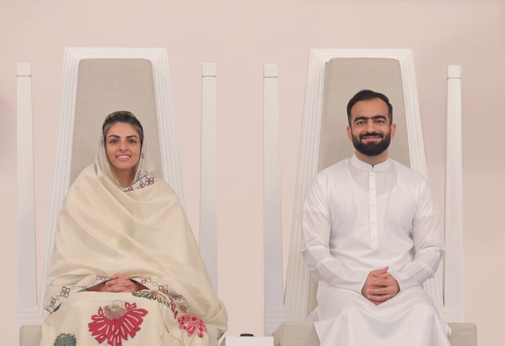 संतुलित जीवन जिएं, मध्यम मार्ग अपनाएं - सतगुरु माता सुदीक्षा जी महाराज काशीपुर, 3 नवम्बर, 2025 (समय बोल रहा ) – ‘‘सांसारिक जिम्मेदारियों को निभाते हुए आध्यात्मिकता को जीवन में अपनाने से जीवन सहज, सुंदर एवं सफल बन जाता है।’’ 78वें निरंकारी संत समागम के तीसरे दिन, रविवार को, सतगुरु माता सुदीक्षा जी महाराज ने उपस्थित विशाल जनसागर को अपने दिव्य प्रवचनों द्वारा मार्गदर्शन प्रदान करते हुए उपरोक्त भाव व्यक्त किए। मध्यम मार्ग पर बल सतगुरु माता जी ने आगे फरमाया कि केवल भौतिकता में आसक्त रहना अथवा आध्यात्मिक उन्नति के लिए घर परिवार की जिम्मेदारियों से किनारा कर लेना, ये दोनों ही जीवन के चरम छोर हैं। संतों ने हमेशा अलिप्त भाव से संसार में रहकर परमार्थ के मार्ग को अपनाते हुए संतुलित जीवन जीने की बात कही है। जीवन में यदि हम निराकार परमात्मा की उपस्थिति का अहसास करते हुए हर कार्य करते हैं तो वह कार्य निर्लेप भाव से युक्त सेवा ही हो जाता है, जिससे जीवन के दोनों पहलुओं की पूर्ति हो जाती है। वसुधैव कुटुंबकम और प्रेम का संदेश सतगुरु माता जी ने वसुधैव कुटुंबकम की भावना का जिक्र करते हुए कहा कि संत अपने जीवन में आत्मभाव जागृत करके पूरी मानवता के प्रति प्रेम भाव धारण करते हैं। संत सबको एक नज़र से देखते हुए किसी की जाति-पाति, अच्छाई-बुराई, गरीबी-अमीरी अथवा अन्य कोई भी भेदभाव मन में नहीं रखते हैं और जहां भेदभाव नहीं, वहां नफ़रत भी नहीं रहती; रहता है तो केवल प्रेम। उन्होंने अंत में कहा कि प्रेम देना भी है और स्वीकार भी करना है, पर वास्तव में प्रेम बांटने के लिए होता है, केवल बटोरने के लिए नहीं। प्रेम वह भाव है जो जितना देते हैं उतना ही मन खुश रहता है, उसमें वापस पाने की अपेक्षा नहीं रखी जाती। संतों का भाव तो देने का होता है न कि लेने का। ठीक इसी तरह संतुलित भाव को अपनाने से मन में शिकवे की जगह निरंतर शुकराने का भाव उत्पन्न होने लगता है। निरंकारी राजपिता रमित जी का संबोधन सतगुरु माता जी के विचारों से पूर्व आदरणीय निरंकारी राजपिता रमित जी ने संत समागम में उपस्थित श्रद्धालुओं को सम्बोधित करते हुए कहा कि यदि कोई सांसारिक प्रेम में डूब जाता है तो वह अपने प्रेमी को ईश्वर का दर्जा देता है और आनंदित रहता है, तो अगर किसी के हृदय में सत्गुरु और परमात्मा के प्रति इलाही प्रेम हो तो वह भक्ति बनकर आनंदित हो उठता है, नाचने-गाने लगता है। फिर उसे किसी की भी कमियां नज़र आनी बंद हो जाती हैं, सारा विश्व ईश्वर का रूप नज़र आने लगता है, हर तरफ उसे ईश्वर के ही दर्शन होने लगते हैं अर्थात् प्रेम एक अद्भुत शक्ति है, इसलिए संसार में अगर प्राप्त करने योग्य कुछ है तो यही अटल सच्चाई है, यही अलौकिक प्रेम है। मुख्यमंत्री नायब सिंह सैनी ने प्राप्त किए आशिष इससे पूर्व हरियाणा के माननीय मुख्यमंत्री श्री नायब सिंह सैनी ने समागम में पधारकर सतगुरु के आशिष प्राप्त किए। अपने सम्बोधन में उन्होंने कहा कि निरंकारी मिशन आत्ममंथन, आत्मसुधार एवं समाज निर्माण का प्रेरणा स्रोत है। यहां सारे भेदभावों से ऊपर उठकर मानव को मानव बनने की शिक्षा दी जाती है। आध्यात्मिक जागरूकता के साथ साथ मिशन समाज कल्याण के कार्यों में भी अनुकरणीय योगदान दे रहा है जो अत्यंत सराहनीय है। स्वास्थ्य एवं समाज कल्याण के कार्य मिशन के स्वास्थ्य एवं समाज कल्याण विभाग द्वारा संत समागम में हर वर्ष की भांति इस वर्ष भी व्यापक प्रबंध किया गया है। चिकित्सा व्यवस्था: समागम परिसर में 8 एलोपैथिक तथा 6 होम्योपैथिक डिस्पेन्सरियों की सेवा निरंतर जारी रही। साथ ही 15 प्राथमिक चिकित्सा केन्द्र एवं 1 कायरोप्रॅक्टिक शिविर का भी आयोजन किया गया। अस्थायी अस्पताल: गंभीर रोगग्रस्त मरीजों के लिए 120 बेड का एक अस्थायी अस्पताल भी कार्यरत रहा। एंबुलेंस सेवा: मिशन द्वारा 12 एवं हरियाणा सरकार द्वारा 30 एम्बुलेंस की भी व्यवस्था की गई। कायरोप्रॅक्टिक शिविर: अमेरिका एवं यूरोप से 7 और भारत से 4 डॉक्टर्स की टीम सेवारत रही, जिससे करीब 2300 मरीज लाभान्वित हुए। सेवादार: डिस्पेंसरी एवं अस्पताल में 1000 से भी अधिक सेवादारों ने अपनी सेवायें दीं, जिसका लाभ 10,000 से भी अधिक ज़रूरतमंद श्रद्धालुओं ने लिया। भोजन और कैंटीन की व्यवस्था समागम परिसर में चार स्थानों पर कम्युनिटी किचन (लंगर) की व्यवस्था की गई जिसमें विश्वभर से पधारे लाखों श्रद्धालुओं को दिन-रात लंगर उपलब्ध कराया गया। देश-विदेश से आये लाखों श्रद्धालु जब एक साथ बैठकर लंगर ग्रहण कर रहे थे मानो वसुधैव कुटुंबकम का दृश्य साकार हो रहा था। इसके अतिरिक्त समागम स्थल पर 22 कैन्टीनों में अत्यन्त रियायती दरों पर अल्पाहार एवं अन्य सामग्री श्रद्धालुओं की सेवा में उपलब्ध रही। काशीपुर से श्रद्धालुओं की उपस्थिति इस सन्त समागम में विश्वभर से आए लाखों श्रद्धालु सत्गुरु के पावन दर्शनों से आत्मविभोर हो रहे हैं। मुर्शद और मुरीद का यह संगम दिव्यता, भव्यता और आत्मिकता का अद्वितिय नज़ारा है। काशीपुर से भी सैकड़ो की संख्या में श्रद्धालुओं ने वहां पहुंचकर सत्संग का लाभ उठाया और सतगुरु माता सुदीक्षा जी महाराज एवं निरंकारी राज पिताजी का आशीर्वाद प्राप्त किया।