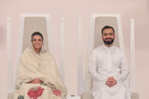 संतुलित जीवन जिएं, मध्यम मार्ग अपनाएं - सतगुरु माता सुदीक्षा जी महाराज काशीपुर, 3 नवम्बर, 2025 (समय बोल रहा ) – ‘‘सांसारिक जिम्मेदारियों को निभाते हुए आध्यात्मिकता को जीवन में अपनाने से जीवन सहज, सुंदर एवं सफल बन जाता है।’’ 78वें निरंकारी संत समागम के तीसरे दिन, रविवार को, सतगुरु माता सुदीक्षा जी महाराज ने उपस्थित विशाल जनसागर को अपने दिव्य प्रवचनों द्वारा मार्गदर्शन प्रदान करते हुए उपरोक्त भाव व्यक्त किए। मध्यम मार्ग पर बल सतगुरु माता जी ने आगे फरमाया कि केवल भौतिकता में आसक्त रहना अथवा आध्यात्मिक उन्नति के लिए घर परिवार की जिम्मेदारियों से किनारा कर लेना, ये दोनों ही जीवन के चरम छोर हैं। संतों ने हमेशा अलिप्त भाव से संसार में रहकर परमार्थ के मार्ग को अपनाते हुए संतुलित जीवन जीने की बात कही है। जीवन में यदि हम निराकार परमात्मा की उपस्थिति का अहसास करते हुए हर कार्य करते हैं तो वह कार्य निर्लेप भाव से युक्त सेवा ही हो जाता है, जिससे जीवन के दोनों पहलुओं की पूर्ति हो जाती है। वसुधैव कुटुंबकम और प्रेम का संदेश सतगुरु माता जी ने वसुधैव कुटुंबकम की भावना का जिक्र करते हुए कहा कि संत अपने जीवन में आत्मभाव जागृत करके पूरी मानवता के प्रति प्रेम भाव धारण करते हैं। संत सबको एक नज़र से देखते हुए किसी की जाति-पाति, अच्छाई-बुराई, गरीबी-अमीरी अथवा अन्य कोई भी भेदभाव मन में नहीं रखते हैं और जहां भेदभाव नहीं, वहां नफ़रत भी नहीं रहती; रहता है तो केवल प्रेम। उन्होंने अंत में कहा कि प्रेम देना भी है और स्वीकार भी करना है, पर वास्तव में प्रेम बांटने के लिए होता है, केवल बटोरने के लिए नहीं। प्रेम वह भाव है जो जितना देते हैं उतना ही मन खुश रहता है, उसमें वापस पाने की अपेक्षा नहीं रखी जाती। संतों का भाव तो देने का होता है न कि लेने का। ठीक इसी तरह संतुलित भाव को अपनाने से मन में शिकवे की जगह निरंतर शुकराने का भाव उत्पन्न होने लगता है। निरंकारी राजपिता रमित जी का संबोधन सतगुरु माता जी के विचारों से पूर्व आदरणीय निरंकारी राजपिता रमित जी ने संत समागम में उपस्थित श्रद्धालुओं को सम्बोधित करते हुए कहा कि यदि कोई सांसारिक प्रेम में डूब जाता है तो वह अपने प्रेमी को ईश्वर का दर्जा देता है और आनंदित रहता है, तो अगर किसी के हृदय में सत्गुरु और परमात्मा के प्रति इलाही प्रेम हो तो वह भक्ति बनकर आनंदित हो उठता है, नाचने-गाने लगता है। फिर उसे किसी की भी कमियां नज़र आनी बंद हो जाती हैं, सारा विश्व ईश्वर का रूप नज़र आने लगता है, हर तरफ उसे ईश्वर के ही दर्शन होने लगते हैं अर्थात् प्रेम एक अद्भुत शक्ति है, इसलिए संसार में अगर प्राप्त करने योग्य कुछ है तो यही अटल सच्चाई है, यही अलौकिक प्रेम है। मुख्यमंत्री नायब सिंह सैनी ने प्राप्त किए आशिष इससे पूर्व हरियाणा के माननीय मुख्यमंत्री श्री नायब सिंह सैनी ने समागम में पधारकर सतगुरु के आशिष प्राप्त किए। अपने सम्बोधन में उन्होंने कहा कि निरंकारी मिशन आत्ममंथन, आत्मसुधार एवं समाज निर्माण का प्रेरणा स्रोत है। यहां सारे भेदभावों से ऊपर उठकर मानव को मानव बनने की शिक्षा दी जाती है। आध्यात्मिक जागरूकता के साथ साथ मिशन समाज कल्याण के कार्यों में भी अनुकरणीय योगदान दे रहा है जो अत्यंत सराहनीय है। स्वास्थ्य एवं समाज कल्याण के कार्य मिशन के स्वास्थ्य एवं समाज कल्याण विभाग द्वारा संत समागम में हर वर्ष की भांति इस वर्ष भी व्यापक प्रबंध किया गया है। चिकित्सा व्यवस्था: समागम परिसर में 8 एलोपैथिक तथा 6 होम्योपैथिक डिस्पेन्सरियों की सेवा निरंतर जारी रही। साथ ही 15 प्राथमिक चिकित्सा केन्द्र एवं 1 कायरोप्रॅक्टिक शिविर का भी आयोजन किया गया। अस्थायी अस्पताल: गंभीर रोगग्रस्त मरीजों के लिए 120 बेड का एक अस्थायी अस्पताल भी कार्यरत रहा। एंबुलेंस सेवा: मिशन द्वारा 12 एवं हरियाणा सरकार द्वारा 30 एम्बुलेंस की भी व्यवस्था की गई। कायरोप्रॅक्टिक शिविर: अमेरिका एवं यूरोप से 7 और भारत से 4 डॉक्टर्स की टीम सेवारत रही, जिससे करीब 2300 मरीज लाभान्वित हुए। सेवादार: डिस्पेंसरी एवं अस्पताल में 1000 से भी अधिक सेवादारों ने अपनी सेवायें दीं, जिसका लाभ 10,000 से भी अधिक ज़रूरतमंद श्रद्धालुओं ने लिया। भोजन और कैंटीन की व्यवस्था समागम परिसर में चार स्थानों पर कम्युनिटी किचन (लंगर) की व्यवस्था की गई जिसमें विश्वभर से पधारे लाखों श्रद्धालुओं को दिन-रात लंगर उपलब्ध कराया गया। देश-विदेश से आये लाखों श्रद्धालु जब एक साथ बैठकर लंगर ग्रहण कर रहे थे मानो वसुधैव कुटुंबकम का दृश्य साकार हो रहा था। इसके अतिरिक्त समागम स्थल पर 22 कैन्टीनों में अत्यन्त रियायती दरों पर अल्पाहार एवं अन्य सामग्री श्रद्धालुओं की सेवा में उपलब्ध रही। काशीपुर से श्रद्धालुओं की उपस्थिति इस सन्त समागम में विश्वभर से आए लाखों श्रद्धालु सत्गुरु के पावन दर्शनों से आत्मविभोर हो रहे हैं। मुर्शद और मुरीद का यह संगम दिव्यता, भव्यता और आत्मिकता का अद्वितिय नज़ारा है। काशीपुर से भी सैकड़ो की संख्या में श्रद्धालुओं ने वहां पहुंचकर सत्संग का लाभ उठाया और सतगुरु माता सुदीक्षा जी महाराज एवं निरंकारी राज पिताजी का आशीर्वाद प्राप्त किया।