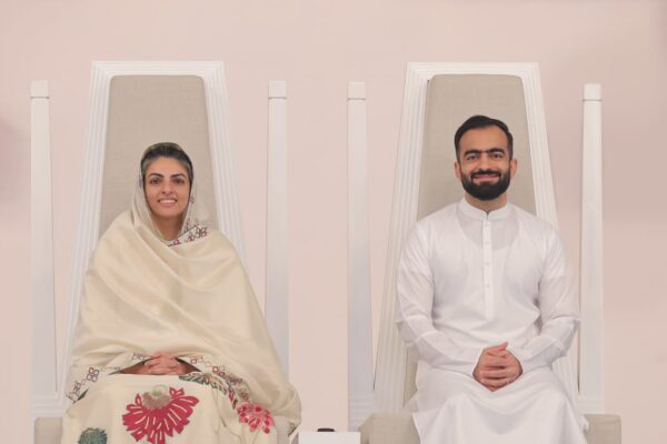 संतुलित जीवन जिएं, मध्यम मार्ग अपनाएं - सतगुरु माता सुदीक्षा जी महाराज काशीपुर, 3 नवम्बर, 2025 (समय बोल रहा ) – ‘‘सांसारिक जिम्मेदारियों को निभाते हुए आध्यात्मिकता को जीवन में अपनाने से जीवन सहज, सुंदर एवं सफल बन जाता है।’’ 78वें निरंकारी संत समागम के तीसरे दिन, रविवार को, सतगुरु माता सुदीक्षा जी महाराज ने उपस्थित विशाल जनसागर को अपने दिव्य प्रवचनों द्वारा मार्गदर्शन प्रदान करते हुए उपरोक्त भाव व्यक्त किए। मध्यम मार्ग पर बल सतगुरु माता जी ने आगे फरमाया कि केवल भौतिकता में आसक्त रहना अथवा आध्यात्मिक उन्नति के लिए घर परिवार की जिम्मेदारियों से किनारा कर लेना, ये दोनों ही जीवन के चरम छोर हैं। संतों ने हमेशा अलिप्त भाव से संसार में रहकर परमार्थ के मार्ग को अपनाते हुए संतुलित जीवन जीने की बात कही है। जीवन में यदि हम निराकार परमात्मा की उपस्थिति का अहसास करते हुए हर कार्य करते हैं तो वह कार्य निर्लेप भाव से युक्त सेवा ही हो जाता है, जिससे जीवन के दोनों पहलुओं की पूर्ति हो जाती है। वसुधैव कुटुंबकम और प्रेम का संदेश सतगुरु माता जी ने वसुधैव कुटुंबकम की भावना का जिक्र करते हुए कहा कि संत अपने जीवन में आत्मभाव जागृत करके पूरी मानवता के प्रति प्रेम भाव धारण करते हैं। संत सबको एक नज़र से देखते हुए किसी की जाति-पाति, अच्छाई-बुराई, गरीबी-अमीरी अथवा अन्य कोई भी भेदभाव मन में नहीं रखते हैं और जहां भेदभाव नहीं, वहां नफ़रत भी नहीं रहती; रहता है तो केवल प्रेम। उन्होंने अंत में कहा कि प्रेम देना भी है और स्वीकार भी करना है, पर वास्तव में प्रेम बांटने के लिए होता है, केवल बटोरने के लिए नहीं। प्रेम वह भाव है जो जितना देते हैं उतना ही मन खुश रहता है, उसमें वापस पाने की अपेक्षा नहीं रखी जाती। संतों का भाव तो देने का होता है न कि लेने का। ठीक इसी तरह संतुलित भाव को अपनाने से मन में शिकवे की जगह निरंतर शुकराने का भाव उत्पन्न होने लगता है। निरंकारी राजपिता रमित जी का संबोधन सतगुरु माता जी के विचारों से पूर्व आदरणीय निरंकारी राजपिता रमित जी ने संत समागम में उपस्थित श्रद्धालुओं को सम्बोधित करते हुए कहा कि यदि कोई सांसारिक प्रेम में डूब जाता है तो वह अपने प्रेमी को ईश्वर का दर्जा देता है और आनंदित रहता है, तो अगर किसी के हृदय में सत्गुरु और परमात्मा के प्रति इलाही प्रेम हो तो वह भक्ति बनकर आनंदित हो उठता है, नाचने-गाने लगता है। फिर उसे किसी की भी कमियां नज़र आनी बंद हो जाती हैं, सारा विश्व ईश्वर का रूप नज़र आने लगता है, हर तरफ उसे ईश्वर के ही दर्शन होने लगते हैं अर्थात् प्रेम एक अद्भुत शक्ति है, इसलिए संसार में अगर प्राप्त करने योग्य कुछ है तो यही अटल सच्चाई है, यही अलौकिक प्रेम है। मुख्यमंत्री नायब सिंह सैनी ने प्राप्त किए आशिष इससे पूर्व हरियाणा के माननीय मुख्यमंत्री श्री नायब सिंह सैनी ने समागम में पधारकर सतगुरु के आशिष प्राप्त किए। अपने सम्बोधन में उन्होंने कहा कि निरंकारी मिशन आत्ममंथन, आत्मसुधार एवं समाज निर्माण का प्रेरणा स्रोत है। यहां सारे भेदभावों से ऊपर उठकर मानव को मानव बनने की शिक्षा दी जाती है। आध्यात्मिक जागरूकता के साथ साथ मिशन समाज कल्याण के कार्यों में भी अनुकरणीय योगदान दे रहा है जो अत्यंत सराहनीय है। स्वास्थ्य एवं समाज कल्याण के कार्य मिशन के स्वास्थ्य एवं समाज कल्याण विभाग द्वारा संत समागम में हर वर्ष की भांति इस वर्ष भी व्यापक प्रबंध किया गया है। चिकित्सा व्यवस्था: समागम परिसर में 8 एलोपैथिक तथा 6 होम्योपैथिक डिस्पेन्सरियों की सेवा निरंतर जारी रही। साथ ही 15 प्राथमिक चिकित्सा केन्द्र एवं 1 कायरोप्रॅक्टिक शिविर का भी आयोजन किया गया। अस्थायी अस्पताल: गंभीर रोगग्रस्त मरीजों के लिए 120 बेड का एक अस्थायी अस्पताल भी कार्यरत रहा। एंबुलेंस सेवा: मिशन द्वारा 12 एवं हरियाणा सरकार द्वारा 30 एम्बुलेंस की भी व्यवस्था की गई। कायरोप्रॅक्टिक शिविर: अमेरिका एवं यूरोप से 7 और भारत से 4 डॉक्टर्स की टीम सेवारत रही, जिससे करीब 2300 मरीज लाभान्वित हुए। सेवादार: डिस्पेंसरी एवं अस्पताल में 1000 से भी अधिक सेवादारों ने अपनी सेवायें दीं, जिसका लाभ 10,000 से भी अधिक ज़रूरतमंद श्रद्धालुओं ने लिया। भोजन और कैंटीन की व्यवस्था समागम परिसर में चार स्थानों पर कम्युनिटी किचन (लंगर) की व्यवस्था की गई जिसमें विश्वभर से पधारे लाखों श्रद्धालुओं को दिन-रात लंगर उपलब्ध कराया गया। देश-विदेश से आये लाखों श्रद्धालु जब एक साथ बैठकर लंगर ग्रहण कर रहे थे मानो वसुधैव कुटुंबकम का दृश्य साकार हो रहा था। इसके अतिरिक्त समागम स्थल पर 22 कैन्टीनों में अत्यन्त रियायती दरों पर अल्पाहार एवं अन्य सामग्री श्रद्धालुओं की सेवा में उपलब्ध रही। काशीपुर से श्रद्धालुओं की उपस्थिति इस सन्त समागम में विश्वभर से आए लाखों श्रद्धालु सत्गुरु के पावन दर्शनों से आत्मविभोर हो रहे हैं। मुर्शद और मुरीद का यह संगम दिव्यता, भव्यता और आत्मिकता का अद्वितिय नज़ारा है। काशीपुर से भी सैकड़ो की संख्या में श्रद्धालुओं ने वहां पहुंचकर सत्संग का लाभ उठाया और सतगुरु माता सुदीक्षा जी महाराज एवं निरंकारी राज पिताजी का आशीर्वाद प्राप्त किया।