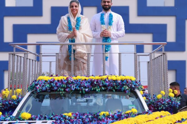 निरंकार से जुड़कर ही हो पाएगा आत्ममंथन: निरंकारी सतगुरु माता सुदीक्षा जी महाराज काशीपुर/दिल्ली, 01 अक्तूबर, 2025 – (रिपोर्ट: समय बोल रहा ) – मानवता की निस्वार्थ सेवा और आध्यात्मिक जागृति का संदेश देने वाले संत निरंकारी मिशन के 78वें वार्षिक निरंकारी संत समागम का भव्य शुभारम्भ , 31 अक्तूबर को सतगुरु माता सुदीक्षा जी महाराज एवं आदरणीय निरंकारी राजपिता रमित जी की पावन छत्रछाया में हुआ। 3 नवंबर तक चलने वाले इस चार-दिवसीय समागम में पूरे भारतवर्ष एवं विदेशों से लाखों की संख्या में श्रद्धालु भक्त सम्मिलित होकर दिव्य आनंद की अनुभूति प्राप्त कर रहे हैं। आत्ममंथन: भीतर की यात्रा का पावन संदेश समागम के पहले दिन, सतगुरु माता सुदीक्षा जी महाराज ने मानवता के नाम अपना पावन संदेश देते हुए आत्ममंथन के महत्व पर प्रकाश डाला। उन्होंने फरमाया, ‘‘आत्ममंथन एक भीतर की यात्रा है। इसे केवल चंचल मन और बुद्धि के स्तर पर नहीं तय किया जा सकता। इसके लिए अपने अंदर आध्यात्मिक रूप में मंथन करने की जरूरत है।’’ सतगुरु माता जी ने आगे समझाया कि हर मानव के अंदर और बाहर एक स्थिर और शाश्वत सत्य (निरंकार) निवास करता है। जब मनुष्य पहले इस सत्य को जान लेता है, तभी उसके मन में सबके प्रति प्रेम का भाव उत्पन्न हो पाता है। उन्होंने कहा कि परमात्मा ने मनुष्य को प्रेम भाव की प्राथमिकता के साथ बनाया है, लेकिन अज्ञानता के कारण वह एक-दूसरे से नफ़रत करने के कारण ढूंढ लेता है। अंत में, सतगुरु माता जी ने पूरे संसार के लिए यही शुभ कामना की कि मनुष्य मानवता की राह पर चले, अंदर से खुद का सुधार करते चले जाएं ताकि सुधार का दायरा बढ़ते हुए पुरे संसार में अमन एवं भाईचारे का वातावरण स्थापित हो सके। भव्य शोभायात्रा और दिव्य स्वागत समागम स्थल पर आगमन होते ही, सतगुरु माता सुदीक्षा जी महाराज और निरंकारी राजपिता रमित जी का स्वागत मिशन के वरिष्ठ पदाधिकारियों द्वारा किया गया। सतगुरु माता जी का स्वागत: संत निरंकारी मण्डल की प्रधान श्रीमती राजकुमारी जी ने फूलों की माला पहनाकर और मण्डल की सचिव डॉक्टर प्रवीण खुल्लर जी ने फूलों का गुलदस्ता भेंट करके किया। निरंकारी राजपिता जी का स्वागत: संत निरंकारी मण्डल के सीनियर एक्जिक्युटिव मेंबर अशोक मनचंदा जी ने फूलों की माला पहनाकर और विदेश विभाग के मेंबर इंचार्ज श्री विनोद वोहरा जी ने फूलों का गुलदस्ता भेंट करके किया। इसके बाद, इस दिव्य युगल को एक फूलों से सुसज्जित खुली पालकी में विराजमान कर एक भव्य शोभा यात्रा के रूप में समागम पंडाल के मध्य से मुख्य मंच तक ले जाया गया। कला और भक्ति का अनुपम संगम मुख्य मंच पर पहुँचते ही सतगुरु माता जी एवं निरंकारी राजपिता जी का स्वागत निरंकारी इंस्टीट्यूट ऑफ म्यूजिक एंड आर्ट्स (NIMA) के 2500 से भी अधिक छात्रों ने किया। छात्रों ने भरत नाट्यम एवं स्वागती गीत द्वारा अपनी श्रद्धा अर्पित की। पंडाल में उपस्थित लाखों श्रद्धालु भक्तों की नयनों से आनंद की धाराएं बह रही थीं। विभिन्न संस्कृतियों के भक्त अपनी जाति, धर्म, और भाषा को भुलाकर केवल प्रेमाभक्ति में सराबोर थे। दिव्यता का यह अनुपम नज़ारा प्रेमा भक्ति की अनुभूति से सराबोर था।