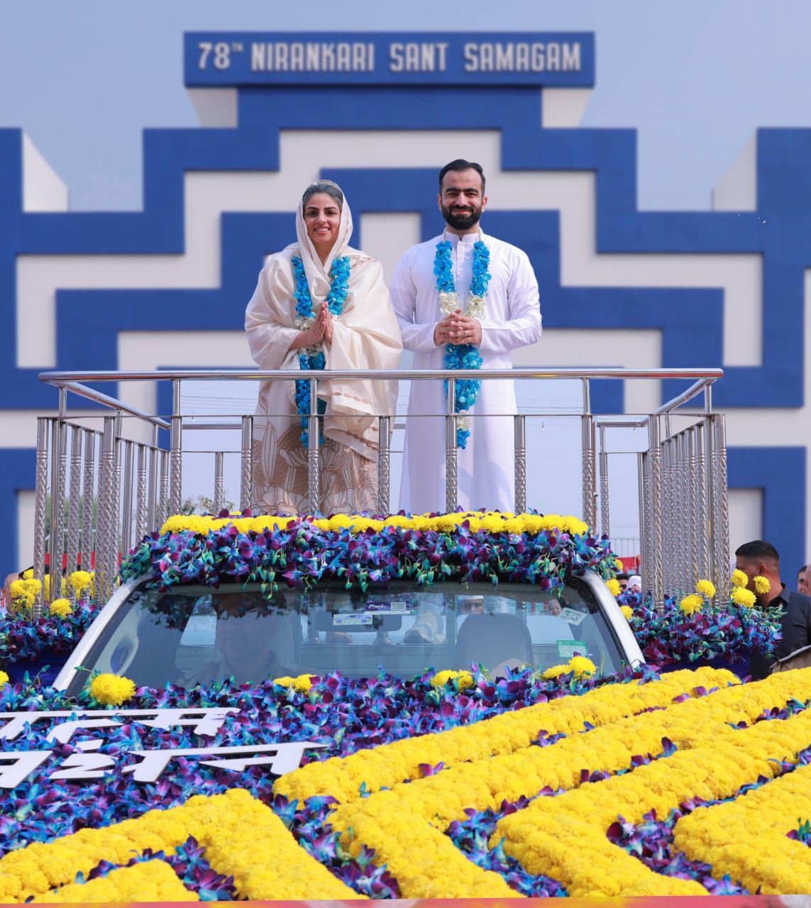 निरंकार से जुड़कर ही हो पाएगा आत्ममंथन: निरंकारी सतगुरु माता सुदीक्षा जी महाराज काशीपुर/दिल्ली, 01 अक्तूबर, 2025 – (रिपोर्ट: समय बोल रहा ) – मानवता की निस्वार्थ सेवा और आध्यात्मिक जागृति का संदेश देने वाले संत निरंकारी मिशन के 78वें वार्षिक निरंकारी संत समागम का भव्य शुभारम्भ , 31 अक्तूबर को सतगुरु माता सुदीक्षा जी महाराज एवं आदरणीय निरंकारी राजपिता रमित जी की पावन छत्रछाया में हुआ। 3 नवंबर तक चलने वाले इस चार-दिवसीय समागम में पूरे भारतवर्ष एवं विदेशों से लाखों की संख्या में श्रद्धालु भक्त सम्मिलित होकर दिव्य आनंद की अनुभूति प्राप्त कर रहे हैं। आत्ममंथन: भीतर की यात्रा का पावन संदेश समागम के पहले दिन, सतगुरु माता सुदीक्षा जी महाराज ने मानवता के नाम अपना पावन संदेश देते हुए आत्ममंथन के महत्व पर प्रकाश डाला। उन्होंने फरमाया, ‘‘आत्ममंथन एक भीतर की यात्रा है। इसे केवल चंचल मन और बुद्धि के स्तर पर नहीं तय किया जा सकता। इसके लिए अपने अंदर आध्यात्मिक रूप में मंथन करने की जरूरत है।’’ सतगुरु माता जी ने आगे समझाया कि हर मानव के अंदर और बाहर एक स्थिर और शाश्वत सत्य (निरंकार) निवास करता है। जब मनुष्य पहले इस सत्य को जान लेता है, तभी उसके मन में सबके प्रति प्रेम का भाव उत्पन्न हो पाता है। उन्होंने कहा कि परमात्मा ने मनुष्य को प्रेम भाव की प्राथमिकता के साथ बनाया है, लेकिन अज्ञानता के कारण वह एक-दूसरे से नफ़रत करने के कारण ढूंढ लेता है। अंत में, सतगुरु माता जी ने पूरे संसार के लिए यही शुभ कामना की कि मनुष्य मानवता की राह पर चले, अंदर से खुद का सुधार करते चले जाएं ताकि सुधार का दायरा बढ़ते हुए पुरे संसार में अमन एवं भाईचारे का वातावरण स्थापित हो सके। भव्य शोभायात्रा और दिव्य स्वागत समागम स्थल पर आगमन होते ही, सतगुरु माता सुदीक्षा जी महाराज और निरंकारी राजपिता रमित जी का स्वागत मिशन के वरिष्ठ पदाधिकारियों द्वारा किया गया। सतगुरु माता जी का स्वागत: संत निरंकारी मण्डल की प्रधान श्रीमती राजकुमारी जी ने फूलों की माला पहनाकर और मण्डल की सचिव डॉक्टर प्रवीण खुल्लर जी ने फूलों का गुलदस्ता भेंट करके किया। निरंकारी राजपिता जी का स्वागत: संत निरंकारी मण्डल के सीनियर एक्जिक्युटिव मेंबर अशोक मनचंदा जी ने फूलों की माला पहनाकर और विदेश विभाग के मेंबर इंचार्ज श्री विनोद वोहरा जी ने फूलों का गुलदस्ता भेंट करके किया। इसके बाद, इस दिव्य युगल को एक फूलों से सुसज्जित खुली पालकी में विराजमान कर एक भव्य शोभा यात्रा के रूप में समागम पंडाल के मध्य से मुख्य मंच तक ले जाया गया। कला और भक्ति का अनुपम संगम मुख्य मंच पर पहुँचते ही सतगुरु माता जी एवं निरंकारी राजपिता जी का स्वागत निरंकारी इंस्टीट्यूट ऑफ म्यूजिक एंड आर्ट्स (NIMA) के 2500 से भी अधिक छात्रों ने किया। छात्रों ने भरत नाट्यम एवं स्वागती गीत द्वारा अपनी श्रद्धा अर्पित की। पंडाल में उपस्थित लाखों श्रद्धालु भक्तों की नयनों से आनंद की धाराएं बह रही थीं। विभिन्न संस्कृतियों के भक्त अपनी जाति, धर्म, और भाषा को भुलाकर केवल प्रेमाभक्ति में सराबोर थे। दिव्यता का यह अनुपम नज़ारा प्रेमा भक्ति की अनुभूति से सराबोर था।