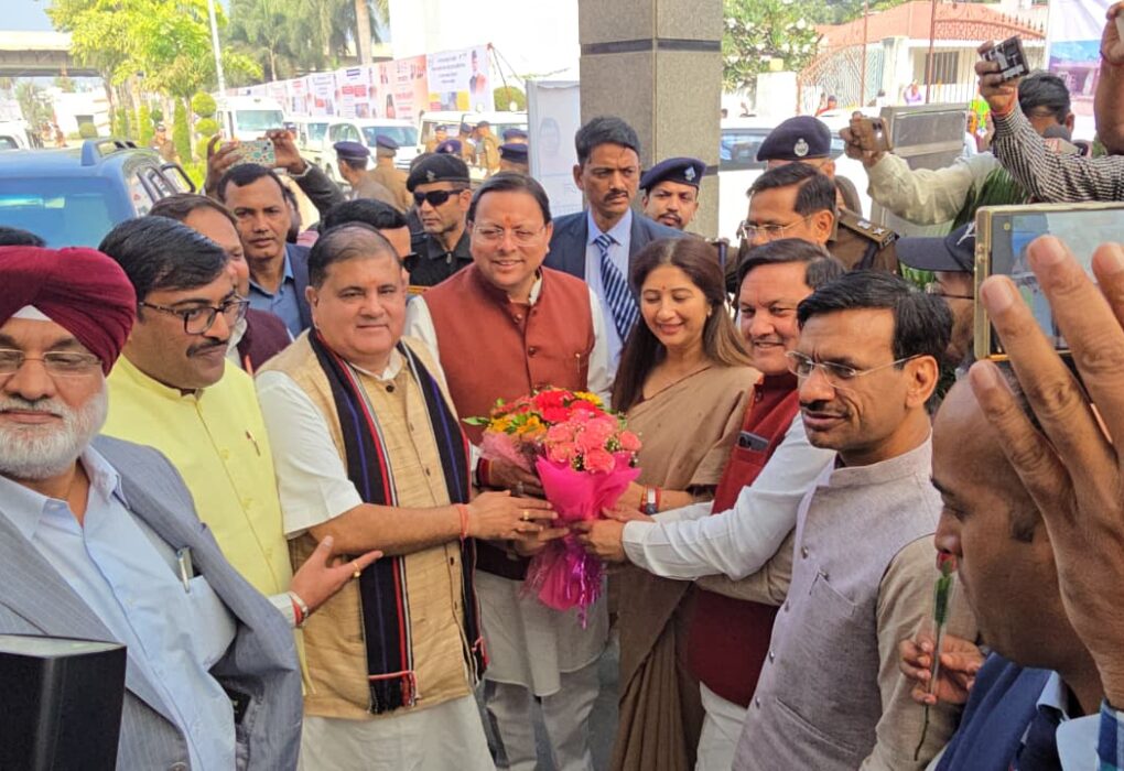 मुख्यमंत्री ने कहा: नगर निकाय राज्य के विकास की रीढ़ हैं; कुमाऊं में पहली बार हुआ ऐसा भव्य आयोजन काशीपुर, 4 नवम्बर, 2025 ( समय बोल रहा ) – उत्तराखंड राज्य स्थापना दिवस के पावन अवसर पर आज काशीपुर ने एक ऐतिहासिक दिन का साक्षी बना। माननीय मुख्यमंत्री श्री पुष्कर सिंह धामी एक दिवसीय दौरे पर काशीपुर पहुंचे और उन्होंने शहरी विकास विभाग, उत्तराखंड सरकार द्वारा आयोजित राज्य स्तरीय नगर निकाय सम्मेलन का विधिवत शुभारंभ किया। यह भव्य सम्मेलन रामनगर रोड स्थित होटल अनन्या में आयोजित किया गया, जिसमें शहरी विकास को नई दिशा देने के उद्देश्य से प्रदेशभर के शीर्ष पदाधिकारी एकजुट हुए। सम्मेलन में प्रदेश के सभी नगर निगमों के मेयर, नगर पालिकाओं एवं नगर पंचायतों के अध्यक्ष, नगर आयुक्त और अधिशासी अधिकारीगण (ईओ) शामिल हुए। मुख्यमंत्री का संबोधन: विकास की रीढ़ हैं नगर निकाय बतौर मुख्य अतिथि सम्मेलन का शुभारंभ करते हुए मुख्यमंत्री श्री पुष्कर सिंह धामी ने अपने संबोधन में नगर निकायों के महत्व पर प्रकाश डाला। उन्होंने कहा कि नगर निकाय राज्य के विकास की रीढ़ हैं और इनके सशक्तिकरण से ही राज्य के शहरी विकास को एक नई दिशा मिलेगी। मुख्यमंत्री ने स्पष्ट किया कि राज्य सरकार शहरी क्षेत्रों के समग्र विकास के लिए पूरी तरह प्रतिबद्ध है। उन्होंने सभी निकायों से अपील की कि वे जनता की सुविधा और पारदर्शी शासन व्यवस्था को अपनी सर्वोच्च प्राथमिकता दें, जिससे अंतिम व्यक्ति तक विकास का लाभ पहुँच सके। तीन सत्रों में विभाजित रहा सम्मेलन काशीपुर के मेयर श्री दीपक बाली ने इस अवसर पर बताया कि यह सम्मेलन बेहद सुनियोजित तरीके से तीन सत्रों में विभाजित किया गया है: पहला सत्र: मुख्यमंत्री पुष्कर सिंह धामी का उद्घाटन संबोधन हुआ। दूसरा सत्र: शहरी विकास विभाग की नई योजनाओं का विमोचन किया गया। तीसरा सत्र: इसमें मेयर, चेयरमैन और अधिकारियों ने अपने महत्वपूर्ण सुझाव एवं विचार साझा किए, जो शहरी नीतियों को बनाने में सहायक होंगे। सम्मेलन स्थल पर नगर निकायों की विकास योजनाओं और उपलब्धियों की एक आकर्षक प्रदर्शनी भी लगाई गई, जिसमें विभिन्न निकायों द्वारा किए जा रहे कार्यों की झलक देखने को मिली। कुमाऊं में पहली बार भव्य आयोजन मेयर दीपक बाली ने इस आयोजन को काशीपुर के लिए एक ऐतिहासिक उपलब्धि बताया। उन्होंने कहा कि यह पहला अवसर है जब कुमाऊं मंडल में इस स्तर का राज्य स्तरीय सम्मेलन आयोजित किया गया है और इसका आयोजन करने का सौभाग्य नगर निगम काशीपुर को प्राप्त हुआ। उन्होंने अतिथियों के स्वागत में कोई कमी न छोड़ने का आश्वासन देते हुए कहा कि नगर निगम इस ऐतिहासिक आयोजन के लिए पूर्ण रूप से तैयार था। ये गणमान्य व्यक्ति रहे मौजूद इस महत्वपूर्ण राज्य स्तरीय सम्मेलन में मुख्यमंत्री श्री धामी के अलावा कई प्रमुख गणमान्य व्यक्ति, जनप्रतिनिधि और वरिष्ठ अधिकारी मौजूद रहे, जिनमें शामिल हैं इस मौके पर प्रदेश भाजपा अध्यक्ष महेन्द्र भट्ट, अल्पसंख्यक मोर्चा की उपाध्यक्ष फरजाना बेगम विधायक त्रिलोक सिंह चीमा, प्रदेश प्रवक्ता गुरविन्दर सिंह चण्डोक, भाजपा जिलाध्यक्ष मनोज पाल, पूर्व सांसद प्रतिनिधि रवि साहनी, संयोग चावला ,पूर्व प्रदेश महामंत्री महिला मोर्चा सीमा चौहान, बृजेश पाल, राजकुमार गुंबर,सुरेंद्र सिंह लवली सहित कई गणमान्य व्यक्ति एवं अधिकारी मौजूद रहे। काशीपुर में हुआ यह राज्य स्तरीय सम्मेलन नगर निकायों के कार्य और विकास योजनाओं के क्रियान्वयन में नई दिशा और दृष्टि प्रदान करने वाला एक मील का पत्थर साबित होगा।