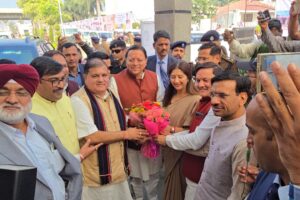 मुख्यमंत्री ने कहा: नगर निकाय राज्य के विकास की रीढ़ हैं; कुमाऊं में पहली बार हुआ ऐसा भव्य आयोजन काशीपुर, 4 नवम्बर, 2025 ( समय बोल रहा ) – उत्तराखंड राज्य स्थापना दिवस के पावन अवसर पर आज काशीपुर ने एक ऐतिहासिक दिन का साक्षी बना। माननीय मुख्यमंत्री श्री पुष्कर सिंह धामी एक दिवसीय दौरे पर काशीपुर पहुंचे और उन्होंने शहरी विकास विभाग, उत्तराखंड सरकार द्वारा आयोजित राज्य स्तरीय नगर निकाय सम्मेलन का विधिवत शुभारंभ किया। यह भव्य सम्मेलन रामनगर रोड स्थित होटल अनन्या में आयोजित किया गया, जिसमें शहरी विकास को नई दिशा देने के उद्देश्य से प्रदेशभर के शीर्ष पदाधिकारी एकजुट हुए। सम्मेलन में प्रदेश के सभी नगर निगमों के मेयर, नगर पालिकाओं एवं नगर पंचायतों के अध्यक्ष, नगर आयुक्त और अधिशासी अधिकारीगण (ईओ) शामिल हुए। मुख्यमंत्री का संबोधन: विकास की रीढ़ हैं नगर निकाय बतौर मुख्य अतिथि सम्मेलन का शुभारंभ करते हुए मुख्यमंत्री श्री पुष्कर सिंह धामी ने अपने संबोधन में नगर निकायों के महत्व पर प्रकाश डाला। उन्होंने कहा कि नगर निकाय राज्य के विकास की रीढ़ हैं और इनके सशक्तिकरण से ही राज्य के शहरी विकास को एक नई दिशा मिलेगी। मुख्यमंत्री ने स्पष्ट किया कि राज्य सरकार शहरी क्षेत्रों के समग्र विकास के लिए पूरी तरह प्रतिबद्ध है। उन्होंने सभी निकायों से अपील की कि वे जनता की सुविधा और पारदर्शी शासन व्यवस्था को अपनी सर्वोच्च प्राथमिकता दें, जिससे अंतिम व्यक्ति तक विकास का लाभ पहुँच सके। तीन सत्रों में विभाजित रहा सम्मेलन काशीपुर के मेयर श्री दीपक बाली ने इस अवसर पर बताया कि यह सम्मेलन बेहद सुनियोजित तरीके से तीन सत्रों में विभाजित किया गया है: पहला सत्र: मुख्यमंत्री पुष्कर सिंह धामी का उद्घाटन संबोधन हुआ। दूसरा सत्र: शहरी विकास विभाग की नई योजनाओं का विमोचन किया गया। तीसरा सत्र: इसमें मेयर, चेयरमैन और अधिकारियों ने अपने महत्वपूर्ण सुझाव एवं विचार साझा किए, जो शहरी नीतियों को बनाने में सहायक होंगे। सम्मेलन स्थल पर नगर निकायों की विकास योजनाओं और उपलब्धियों की एक आकर्षक प्रदर्शनी भी लगाई गई, जिसमें विभिन्न निकायों द्वारा किए जा रहे कार्यों की झलक देखने को मिली। कुमाऊं में पहली बार भव्य आयोजन मेयर दीपक बाली ने इस आयोजन को काशीपुर के लिए एक ऐतिहासिक उपलब्धि बताया। उन्होंने कहा कि यह पहला अवसर है जब कुमाऊं मंडल में इस स्तर का राज्य स्तरीय सम्मेलन आयोजित किया गया है और इसका आयोजन करने का सौभाग्य नगर निगम काशीपुर को प्राप्त हुआ। उन्होंने अतिथियों के स्वागत में कोई कमी न छोड़ने का आश्वासन देते हुए कहा कि नगर निगम इस ऐतिहासिक आयोजन के लिए पूर्ण रूप से तैयार था। ये गणमान्य व्यक्ति रहे मौजूद इस महत्वपूर्ण राज्य स्तरीय सम्मेलन में मुख्यमंत्री श्री धामी के अलावा कई प्रमुख गणमान्य व्यक्ति, जनप्रतिनिधि और वरिष्ठ अधिकारी मौजूद रहे, जिनमें शामिल हैं इस मौके पर प्रदेश भाजपा अध्यक्ष महेन्द्र भट्ट, अल्पसंख्यक मोर्चा की उपाध्यक्ष फरजाना बेगम विधायक त्रिलोक सिंह चीमा, प्रदेश प्रवक्ता गुरविन्दर सिंह चण्डोक, भाजपा जिलाध्यक्ष मनोज पाल, पूर्व सांसद प्रतिनिधि रवि साहनी, संयोग चावला ,पूर्व प्रदेश महामंत्री महिला मोर्चा सीमा चौहान, बृजेश पाल, राजकुमार गुंबर,सुरेंद्र सिंह लवली सहित कई गणमान्य व्यक्ति एवं अधिकारी मौजूद रहे। काशीपुर में हुआ यह राज्य स्तरीय सम्मेलन नगर निकायों के कार्य और विकास योजनाओं के क्रियान्वयन में नई दिशा और दृष्टि प्रदान करने वाला एक मील का पत्थर साबित होगा।