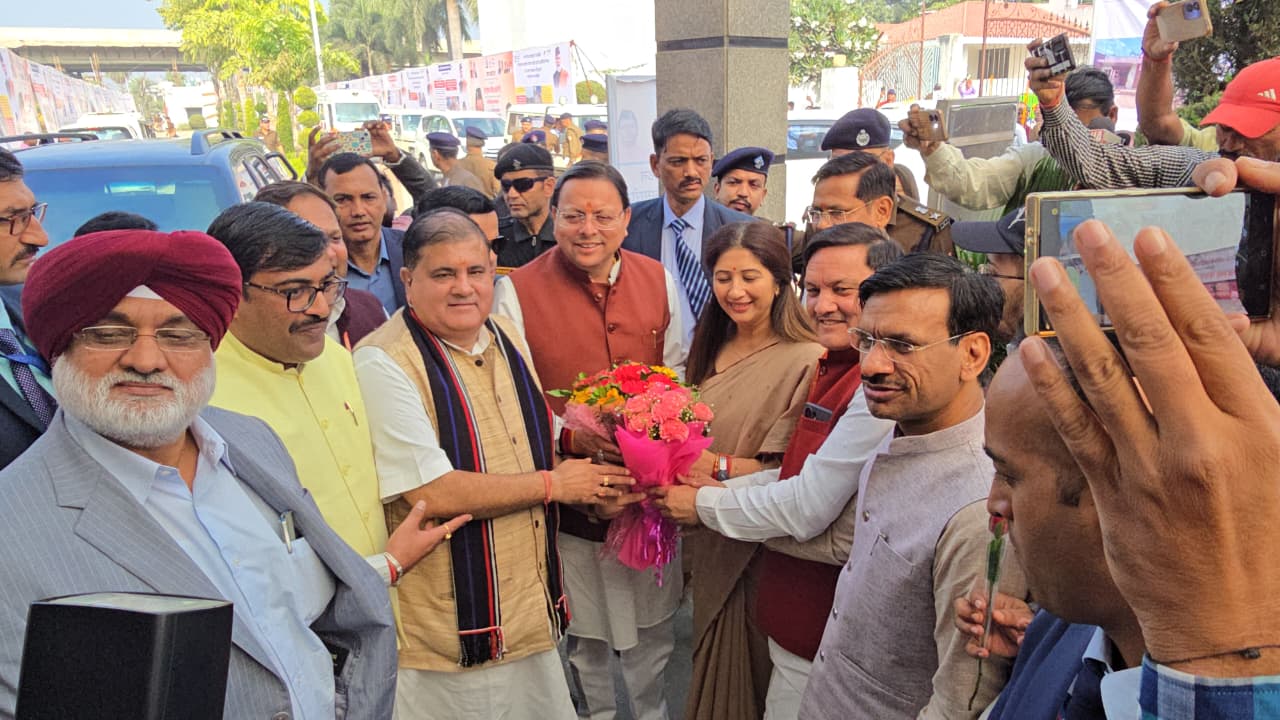 मुख्यमंत्री ने कहा: नगर निकाय राज्य के विकास की रीढ़ हैं; कुमाऊं में पहली बार हुआ ऐसा भव्य आयोजन काशीपुर, 4 नवम्बर, 2025 ( समय बोल रहा ) – उत्तराखंड राज्य स्थापना दिवस के पावन अवसर पर आज काशीपुर ने एक ऐतिहासिक दिन का साक्षी बना। माननीय मुख्यमंत्री श्री पुष्कर सिंह धामी एक दिवसीय दौरे पर काशीपुर पहुंचे और उन्होंने शहरी विकास विभाग, उत्तराखंड सरकार द्वारा आयोजित राज्य स्तरीय नगर निकाय सम्मेलन का विधिवत शुभारंभ किया। यह भव्य सम्मेलन रामनगर रोड स्थित होटल अनन्या में आयोजित किया गया, जिसमें शहरी विकास को नई दिशा देने के उद्देश्य से प्रदेशभर के शीर्ष पदाधिकारी एकजुट हुए। सम्मेलन में प्रदेश के सभी नगर निगमों के मेयर, नगर पालिकाओं एवं नगर पंचायतों के अध्यक्ष, नगर आयुक्त और अधिशासी अधिकारीगण (ईओ) शामिल हुए। मुख्यमंत्री का संबोधन: विकास की रीढ़ हैं नगर निकाय बतौर मुख्य अतिथि सम्मेलन का शुभारंभ करते हुए मुख्यमंत्री श्री पुष्कर सिंह धामी ने अपने संबोधन में नगर निकायों के महत्व पर प्रकाश डाला। उन्होंने कहा कि नगर निकाय राज्य के विकास की रीढ़ हैं और इनके सशक्तिकरण से ही राज्य के शहरी विकास को एक नई दिशा मिलेगी। मुख्यमंत्री ने स्पष्ट किया कि राज्य सरकार शहरी क्षेत्रों के समग्र विकास के लिए पूरी तरह प्रतिबद्ध है। उन्होंने सभी निकायों से अपील की कि वे जनता की सुविधा और पारदर्शी शासन व्यवस्था को अपनी सर्वोच्च प्राथमिकता दें, जिससे अंतिम व्यक्ति तक विकास का लाभ पहुँच सके। तीन सत्रों में विभाजित रहा सम्मेलन काशीपुर के मेयर श्री दीपक बाली ने इस अवसर पर बताया कि यह सम्मेलन बेहद सुनियोजित तरीके से तीन सत्रों में विभाजित किया गया है: पहला सत्र: मुख्यमंत्री पुष्कर सिंह धामी का उद्घाटन संबोधन हुआ। दूसरा सत्र: शहरी विकास विभाग की नई योजनाओं का विमोचन किया गया। तीसरा सत्र: इसमें मेयर, चेयरमैन और अधिकारियों ने अपने महत्वपूर्ण सुझाव एवं विचार साझा किए, जो शहरी नीतियों को बनाने में सहायक होंगे। सम्मेलन स्थल पर नगर निकायों की विकास योजनाओं और उपलब्धियों की एक आकर्षक प्रदर्शनी भी लगाई गई, जिसमें विभिन्न निकायों द्वारा किए जा रहे कार्यों की झलक देखने को मिली। कुमाऊं में पहली बार भव्य आयोजन मेयर दीपक बाली ने इस आयोजन को काशीपुर के लिए एक ऐतिहासिक उपलब्धि बताया। उन्होंने कहा कि यह पहला अवसर है जब कुमाऊं मंडल में इस स्तर का राज्य स्तरीय सम्मेलन आयोजित किया गया है और इसका आयोजन करने का सौभाग्य नगर निगम काशीपुर को प्राप्त हुआ। उन्होंने अतिथियों के स्वागत में कोई कमी न छोड़ने का आश्वासन देते हुए कहा कि नगर निगम इस ऐतिहासिक आयोजन के लिए पूर्ण रूप से तैयार था। ये गणमान्य व्यक्ति रहे मौजूद इस महत्वपूर्ण राज्य स्तरीय सम्मेलन में मुख्यमंत्री श्री धामी के अलावा कई प्रमुख गणमान्य व्यक्ति, जनप्रतिनिधि और वरिष्ठ अधिकारी मौजूद रहे, जिनमें शामिल हैं इस मौके पर प्रदेश भाजपा अध्यक्ष महेन्द्र भट्ट, अल्पसंख्यक मोर्चा की उपाध्यक्ष फरजाना बेगम विधायक त्रिलोक सिंह चीमा, प्रदेश प्रवक्ता गुरविन्दर सिंह चण्डोक, भाजपा जिलाध्यक्ष मनोज पाल, पूर्व सांसद प्रतिनिधि रवि साहनी, संयोग चावला ,पूर्व प्रदेश महामंत्री महिला मोर्चा सीमा चौहान, बृजेश पाल, राजकुमार गुंबर,सुरेंद्र सिंह लवली सहित कई गणमान्य व्यक्ति एवं अधिकारी मौजूद रहे। काशीपुर में हुआ यह राज्य स्तरीय सम्मेलन नगर निकायों के कार्य और विकास योजनाओं के क्रियान्वयन में नई दिशा और दृष्टि प्रदान करने वाला एक मील का पत्थर साबित होगा।