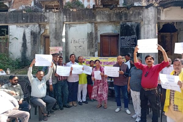 आन्दोलनकारियों ने सरकार पर उदासी रवैया अपनाने और जनप्रतिनिधियों पर पैरवी न करने का लगाया आरोप काशीपुर 08 नवंबर 2025( समय बोल रहा) – राज्य निर्माण सक्रिय आन्दोलनकारियों और वंचित राज्य निर्माण आन्दोलनकारी परिषद के बैनर तले आज दूसरे दिन भी उपजिलाधिकारी कार्यालय, काशीपुर के बाहर धरना प्रदर्शन जारी रहा। आन्दोलनकारियों ने खटीमा की तर्ज पर चिन्हीकरण कर सम्मान पत्र प्रदान किए जाने की मांग को लेकर शासन-प्रशासन से त्वरित कार्रवाई की मांग की है। धरने पर बैठे आन्दोलनकारियों ने सरकार के उदासीन रवैये पर गहरा रोष व्यक्त किया। उन्होंने कहा कि एक ओर खटीमा में स्थानीय विधायक द्वारा अब तक 850 आन्दोलनकारियों के चिन्हीकरण की मांग विधानसभा में उठाई जा रही है, वहीं काशीपुर के विधायक और मेयर जैसे जनप्रतिनिधि वंचित आन्दोलनकारियों के चिन्हीकरण की पैरवी करते नज़र नहीं आ रहे हैं, जो बेहद निराशाजनक है। 2005 से लगातार मांग, समय बढ़ाने पर विरोध राज्य निर्माण सक्रिय आन्दोलनकारी के प्रदेश संयोजक विनय विश्नोई ने स्थानीय नेताओं पर सवाल उठाते हुए कहा कि घोषित आन्दोलनकारियों के पास अपने उन साथियों से मिलने तक का समय नहीं है, जो राज्य आन्दोलन में उनके साथ थे। उन्होंने बताया कि यह मांग वर्ष 2005 से निरन्तर उठाई जा रही है, लेकिन सरकार हर बार समय में वृद्धि कर देती है। हाल ही में सरकार ने एक बार फिर चिन्हीकरण के लिए छह माह का समय बढ़ा दिया है। मांग पूरी न होने पर उग्र आंदोलन की चेतावनी धरने पर बैठे आन्दोलनकारियों ने एक स्वर में कहा कि चिन्हीकरण की मांग पूरी न होने पर वे शीघ्र ही उग्र आन्दोलन छेड़ने को बाध्य होंगे। वक्ताओं ने इसे एक ‘शर्मनाक विषय’ बताया कि नए बने राज्यों में कहीं भी राज्य निर्माण आन्दोलनकारियों को अपने मान-सम्मान के लिए भीख मांगनी पड़ रही है। उन्होंने सरकार से मांग की है कि काशीपुर के वंचित आन्दोलनकारियों का चिन्हीकरण शीघ्र किया जाए। धरने पर प्रदेश संयोजक विनय विश्नोई के साथ अनुराग सारस्वत, डा0 आशा राम, अर्चना लोहनी, युगल किशोर सिंघल, विद्यार्थी भैया, सनत पैगिया, उमेश जोशी, विरेन्द्र शर्मा, अजय अग्रवाल, सुशील विक्की, प्रदीप कुमार, मदन सिंह, गोपाल बाबू रस्तोगी, मोहन सिंह बिष्ट, मीनू गुप्ता, राजेन्द्र सैनी, अरूण पन्त सहित दर्जनों सक्रिय आन्दोलनकारी मौजूद रहे।
