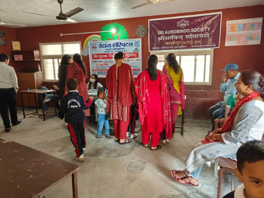 उत्तराखंड की रजत जयंती के अवसर पर वेदांता हॉस्पिटल द्वारा अरविंदो आश्रम सोसाइटी काशीपुर में निःशुल्क स्वास्थ्य शिविर का आयोजन किया गया 2 WhatsApp Image 2025 11 09 at 12.06.22 1