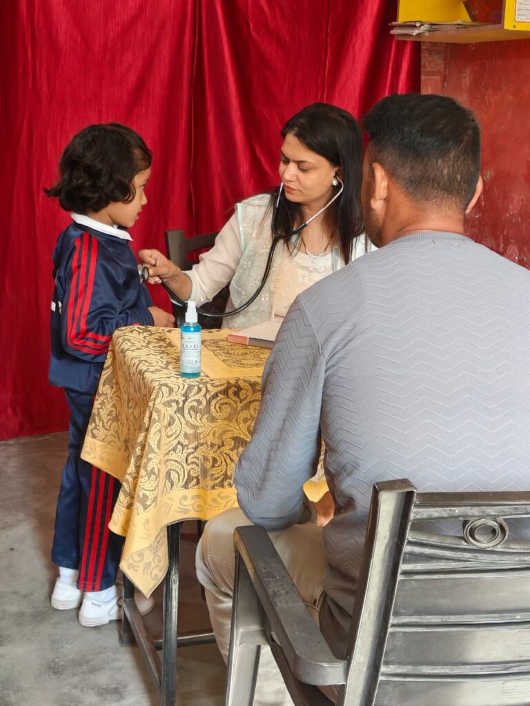 उत्तराखंड की रजत जयंती के अवसर पर वेदांता हॉस्पिटल द्वारा अरविंदो आश्रम सोसाइटी काशीपुर में निःशुल्क स्वास्थ्य शिविर का आयोजन किया गया 3 WhatsApp Image 2025 11 09 at 12.06.22