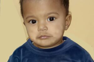 कल  दोपहर घर के बाहर खेलते हुए हुई गायब; सूचना देने के लिए संपर्क नंबर जारी जसपुर 10 नवंबर 2025 (समय बोल रहा) - जसपुर क्षेत्र के ग्राम बाबेरखेड़ा से इस वक्त एक बड़ी और चिंताजनक खबर सामने आई है। यहाँ कल दोपहर से एक तीन वर्षीय मासूम बच्ची लाइबा (पुत्री असफाक हुसैन) लापता हो गई है। जानकारी के अनुसार, बच्ची लाइबा अपने घर के बाहर खेल रही थी और कल दोपहर करीब तीन बजे अचानक गायब हो गई। बच्ची के लापता होने के बाद से ही परिजनों में हड़कंप मचा हुआ है। परिजनों ने अपने स्तर पर बच्ची की गहन तलाश की, लेकिन अब तक लाइबा का कोई सुराग नहीं मिल सका है। बच्ची की गुमशुदगी से परिवारजन बेहद परेशान हैं और उन्होंने स्थानीय जनता से मार्मिक अपील की है। परिजनों ने जनता से गुजारिश की है कि अगर किसी को भी इस तीन वर्षीय बच्ची के बारे में कोई जानकारी मिलती है, तो वे तुरंत नीचे दिए गए संपर्क नंबरों पर सूचित करें। लापता बच्ची के लिए संपर्क करें: अगर आपको कहीं भी यह बच्ची दिखे या इसके बारे में कोई जानकारी मिले, तो कृपया तुरंत इन नंबरों पर संपर्क करें: 📞 7668023655 📞 9837178738 "समय बोल रहा" की टीम भी क्षेत्र के सभी नागरिकों से विनम्र निवेदन करती है कि वे इस सूचना को अधिक से अधिक लोगों तक पहुंचाएँ। आपकी एक छोटी सी जानकारी एक परिवार की जिंदगी बदल सकती है और मासूम लाइबा को सुरक्षित उसके घर वापस लौटने में मदद कर सकती है।