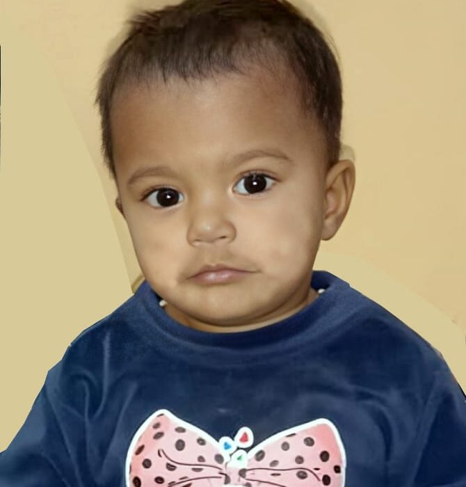 कल  दोपहर घर के बाहर खेलते हुए हुई गायब; सूचना देने के लिए संपर्क नंबर जारी जसपुर 10 नवंबर 2025 (समय बोल रहा) - जसपुर क्षेत्र के ग्राम बाबेरखेड़ा से इस वक्त एक बड़ी और चिंताजनक खबर सामने आई है। यहाँ कल दोपहर से एक तीन वर्षीय मासूम बच्ची लाइबा (पुत्री असफाक हुसैन) लापता हो गई है। जानकारी के अनुसार, बच्ची लाइबा अपने घर के बाहर खेल रही थी और कल दोपहर करीब तीन बजे अचानक गायब हो गई। बच्ची के लापता होने के बाद से ही परिजनों में हड़कंप मचा हुआ है। परिजनों ने अपने स्तर पर बच्ची की गहन तलाश की, लेकिन अब तक लाइबा का कोई सुराग नहीं मिल सका है। बच्ची की गुमशुदगी से परिवारजन बेहद परेशान हैं और उन्होंने स्थानीय जनता से मार्मिक अपील की है। परिजनों ने जनता से गुजारिश की है कि अगर किसी को भी इस तीन वर्षीय बच्ची के बारे में कोई जानकारी मिलती है, तो वे तुरंत नीचे दिए गए संपर्क नंबरों पर सूचित करें। लापता बच्ची के लिए संपर्क करें: अगर आपको कहीं भी यह बच्ची दिखे या इसके बारे में कोई जानकारी मिले, तो कृपया तुरंत इन नंबरों पर संपर्क करें: 📞 7668023655 📞 9837178738 "समय बोल रहा" की टीम भी क्षेत्र के सभी नागरिकों से विनम्र निवेदन करती है कि वे इस सूचना को अधिक से अधिक लोगों तक पहुंचाएँ। आपकी एक छोटी सी जानकारी एक परिवार की जिंदगी बदल सकती है और मासूम लाइबा को सुरक्षित उसके घर वापस लौटने में मदद कर सकती है।