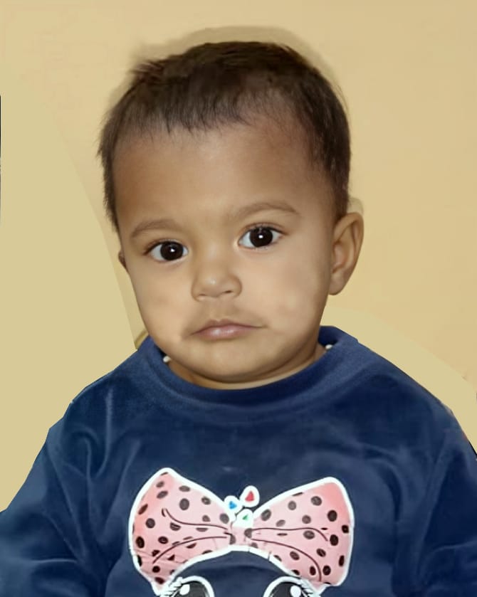 कल  दोपहर घर के बाहर खेलते हुए हुई गायब; सूचना देने के लिए संपर्क नंबर जारी जसपुर 10 नवंबर 2025 (समय बोल रहा) - जसपुर क्षेत्र के ग्राम बाबेरखेड़ा से इस वक्त एक बड़ी और चिंताजनक खबर सामने आई है। यहाँ कल दोपहर से एक तीन वर्षीय मासूम बच्ची लाइबा (पुत्री असफाक हुसैन) लापता हो गई है। जानकारी के अनुसार, बच्ची लाइबा अपने घर के बाहर खेल रही थी और कल दोपहर करीब तीन बजे अचानक गायब हो गई। बच्ची के लापता होने के बाद से ही परिजनों में हड़कंप मचा हुआ है। परिजनों ने अपने स्तर पर बच्ची की गहन तलाश की, लेकिन अब तक लाइबा का कोई सुराग नहीं मिल सका है। बच्ची की गुमशुदगी से परिवारजन बेहद परेशान हैं और उन्होंने स्थानीय जनता से मार्मिक अपील की है। परिजनों ने जनता से गुजारिश की है कि अगर किसी को भी इस तीन वर्षीय बच्ची के बारे में कोई जानकारी मिलती है, तो वे तुरंत नीचे दिए गए संपर्क नंबरों पर सूचित करें। लापता बच्ची के लिए संपर्क करें: अगर आपको कहीं भी यह बच्ची दिखे या इसके बारे में कोई जानकारी मिले, तो कृपया तुरंत इन नंबरों पर संपर्क करें: 📞 7668023655 📞 9837178738 "समय बोल रहा" की टीम भी क्षेत्र के सभी नागरिकों से विनम्र निवेदन करती है कि वे इस सूचना को अधिक से अधिक लोगों तक पहुंचाएँ। आपकी एक छोटी सी जानकारी एक परिवार की जिंदगी बदल सकती है और मासूम लाइबा को सुरक्षित उसके घर वापस लौटने में मदद कर सकती है।