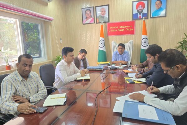 रुद्रपुर  11 नवंबर 2025 (समय बोल रहा ) जिलाधिकारी नितिन सिंह भदोरिया ने जिले की चीनी मिलों में गन्ना पेराई सत्र शुरू करने की तैयारियों को लेकर संबंधित अधिकारियों के साथ बैठक की। बैठक में किसानों की सुविधाओं को प्राथमिकता देने और क्रय केंद्रों पर पूरी पारदर्शिता सुनिश्चित करने पर विशेष जोर दिया गया। बैठक में अधिशासी निदेशकों ने बताया कि गन्ना पेराई सत्र की शुरुआत निम्न तिथियों पर होगी: नादेही चीनी मिल: बुधवार, 12 नवंबर से किच्छा चीनी मिल: 16 नवंबर से बाजपुर चीनी मिल: 17 नवंबर से जिलाधिकारी नितिन सिंह भदोरिया ने सभी अधिशासी निदेशकों को पेराई हेतु चीनी मिलों की सभी व्यवस्थाएं समय से सुनिश्चित करने के निर्देश दिए। पारदर्शिता और किसान निवारण डेस्क अनिवार्य जिलाधिकारी ने स्पष्ट निर्देश दिए कि आवंटित गन्ना केंद्रों में मिलों के बीच बेहतर समन्वय के साथ कार्य किया जाए। किसानों को किसी भी प्रकार की समस्या न आए, इसके लिए सभी क्रय केंद्रों पर शिकायत निवारण डेक्स स्थापित किए जाएं। पारदर्शिता बनाए रखने के लिए सभी क्रय केंद्रों पर सीसीटीवी कैमरे लगाने को अनिवार्य किया गया है। घटतौली पर सख्त कार्रवाई जिलाधिकारी ने घटतौली (वजन में हेराफेरी) को लेकर सख्त चेतावनी दी। उन्होंने कहा कि क्रय केंद्रों पर घटतौली कतई बर्दाश्त नहीं की जाएगी। इसके लिए उप जिलाधिकारी क्रय केंद्रों का नियमित औचक निरीक्षण करेंगे और किसी भी प्रकार की कमी पाए जाने पर तत्काल कठोर कार्यवाही सुनिश्चित करेंगे। इसके अतिरिक्त, ठंड को देखते हुए सभी केंद्रों पर किसानों के लिए अलाव जलाने की व्यवस्था करने के निर्देश दिए गए, जिसके लिए संबंधित निकायों से समन्वय स्थापित करने को कहा गया है। जिलाधिकारी ने अधिकारियों को गन्ना कृषकों को उन्नत गन्ना बीज उपलब्ध कराने तथा गन्ना उत्पादन हेतु उन्हें लगातार प्रेरित करने की व्यवस्था करने के भी निर्देश दिए। बैठक में मुख्य विकास अधिकारी दिवेश शासनी, आयुक्त गन्ना टी0एस0 मार्ताेलिया, नादेही, किच्छा और बाजपुर चीनी मिल के अधिशासी निदेशक, सहायक आयुक्त गन्ना शैलेंद्र सिंह, एआरटीओ संदीप वर्मा, नवीन सिंह और उपजिलाधिकारी वर्चुअल माध्यम से जुड़े थे।