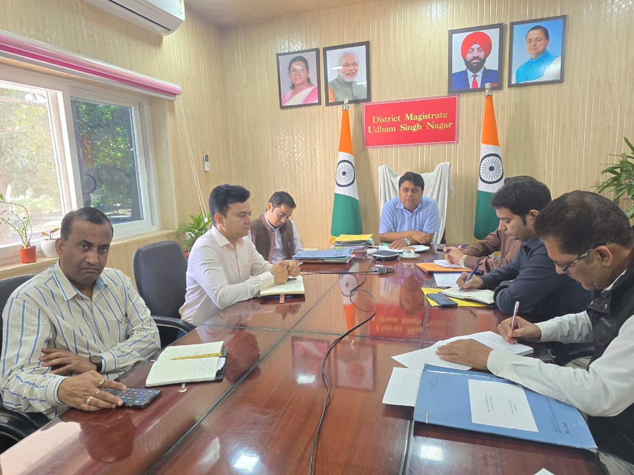 रुद्रपुर  11 नवंबर 2025 (समय बोल रहा ) जिलाधिकारी नितिन सिंह भदोरिया ने जिले की चीनी मिलों में गन्ना पेराई सत्र शुरू करने की तैयारियों को लेकर संबंधित अधिकारियों के साथ बैठक की। बैठक में किसानों की सुविधाओं को प्राथमिकता देने और क्रय केंद्रों पर पूरी पारदर्शिता सुनिश्चित करने पर विशेष जोर दिया गया। बैठक में अधिशासी निदेशकों ने बताया कि गन्ना पेराई सत्र की शुरुआत निम्न तिथियों पर होगी: नादेही चीनी मिल: बुधवार, 12 नवंबर से किच्छा चीनी मिल: 16 नवंबर से बाजपुर चीनी मिल: 17 नवंबर से जिलाधिकारी नितिन सिंह भदोरिया ने सभी अधिशासी निदेशकों को पेराई हेतु चीनी मिलों की सभी व्यवस्थाएं समय से सुनिश्चित करने के निर्देश दिए। पारदर्शिता और किसान निवारण डेस्क अनिवार्य जिलाधिकारी ने स्पष्ट निर्देश दिए कि आवंटित गन्ना केंद्रों में मिलों के बीच बेहतर समन्वय के साथ कार्य किया जाए। किसानों को किसी भी प्रकार की समस्या न आए, इसके लिए सभी क्रय केंद्रों पर शिकायत निवारण डेक्स स्थापित किए जाएं। पारदर्शिता बनाए रखने के लिए सभी क्रय केंद्रों पर सीसीटीवी कैमरे लगाने को अनिवार्य किया गया है। घटतौली पर सख्त कार्रवाई जिलाधिकारी ने घटतौली (वजन में हेराफेरी) को लेकर सख्त चेतावनी दी। उन्होंने कहा कि क्रय केंद्रों पर घटतौली कतई बर्दाश्त नहीं की जाएगी। इसके लिए उप जिलाधिकारी क्रय केंद्रों का नियमित औचक निरीक्षण करेंगे और किसी भी प्रकार की कमी पाए जाने पर तत्काल कठोर कार्यवाही सुनिश्चित करेंगे। इसके अतिरिक्त, ठंड को देखते हुए सभी केंद्रों पर किसानों के लिए अलाव जलाने की व्यवस्था करने के निर्देश दिए गए, जिसके लिए संबंधित निकायों से समन्वय स्थापित करने को कहा गया है। जिलाधिकारी ने अधिकारियों को गन्ना कृषकों को उन्नत गन्ना बीज उपलब्ध कराने तथा गन्ना उत्पादन हेतु उन्हें लगातार प्रेरित करने की व्यवस्था करने के भी निर्देश दिए। बैठक में मुख्य विकास अधिकारी दिवेश शासनी, आयुक्त गन्ना टी0एस0 मार्ताेलिया, नादेही, किच्छा और बाजपुर चीनी मिल के अधिशासी निदेशक, सहायक आयुक्त गन्ना शैलेंद्र सिंह, एआरटीओ संदीप वर्मा, नवीन सिंह और उपजिलाधिकारी वर्चुअल माध्यम से जुड़े थे।