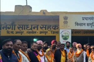 जसपुर 12 नवंबर 2025 (समय बोल रहा) जसपुर विधानसभा क्षेत्र के सहकारिता आंदोलन के लिए आज का दिन अत्यंत महत्वपूर्ण और शांतिपूर्ण रहा। क्षेत्र की तीन महत्वपूर्ण सहकारी समितियों—गढ़ीनेगी साधन सहकारी समिति, फीका किसान सेवा सहकारी समिति और बहुउद्देश्यीय सेवा किसान समिति—के चुनाव सर्वसम्मति से निर्विरोध संपन्न हो गए हैं। इन तीनों समितियों के प्रमुख पदों पर बिना किसी चुनावी टकराव के नेताओं का चयन होना, क्षेत्र के किसानों और सदस्यों के बीच गहरे सहयोग और एकता की भावना को दर्शाता है। सहकारी समिति चुनाव में यह निर्विरोध प्रक्रिया एक सकारात्मक संकेत है कि किसान अपने हितों को सर्वोपरि रखते हुए आपसी सहमति से नेतृत्व चुन रहे हैं, जिससे समितियों का समय और संसाधन दोनों बचेंगे, जिसका उपयोग सीधे किसानों की सेवा में किया जा सकेगा। 1. गढ़ीनेगी साधन सहकारी समिति: कुलविंदर कौर बनीं निर्विरोध अध्यक्ष गढ़ीनेगी साधन सहकारी समिति में अध्यक्ष पद के लिए चुनाव शांतिपूर्ण ढंग से संपन्न हुआ। इस समिति में सदस्यों ने सर्वसम्मति से कुलविंदर कौर को निर्विरोध अध्यक्ष (चेयरमैन) चुन लिया और मुक्ता रानी को निर्विरोध उपाध्यक्ष चुना। कुलविंदर कौर के निर्विरोध निर्वाचन से समिति के सदस्यों में खुशी और उत्साह का माहौल है। यह निर्विरोध चुनाव इस बात का प्रमाण है कि कुलविंदर कौर को सदस्यों का पूर्ण विश्वास प्राप्त है और अब वह समिति के माध्यम से किसानों को उन्नत बीज, खाद और अन्य सेवाएं उपलब्ध कराने की दिशा में काम करेंगी। 2. फीका किसान सेवा सहकारी समिति: मनोज चौहान और पिपेंदर सिंह ने संभाली कमान फीका किसान सेवा सहकारी समिति में भी चुनाव पूरी तरह से निर्विरोध रहा। यहाँ सदस्यों ने एक बार फिर आपसी सौहार्द का परिचय दिया। अध्यक्ष पद की महत्वपूर्ण जिम्मेदारी मनोज कुमार चौहान को निर्विरोध सौंपी गई। वहीं, उपाध्यक्ष (वाइस चेयरमैन) के पद पर पिपेंदर सिंह को भी सर्वसम्मति से निर्विरोध चुना गया। मनोज कुमार चौहान और पिपेंदर सिंह ने निर्वाचित होने के बाद किसानों का आभार व्यक्त किया और किसानों के कल्याण और समिति की मजबूती के लिए समर्पित भाव से काम करने का संकल्प दोहराया। इस निर्विरोध चयन को क्षेत्र के किसानों ने सहकारिता के लिए एक शुभ संकेत माना है। 3. बहुउद्देश्यीय सेवा किसान समिति: किरण वाला चौहान और दीदार सिंह निर्विरोध जसपुर क्षेत्र की तीसरी प्रमुख समिति, बहुउद्देश्यीय सेवा किसान समिति का चुनाव भी निर्विरोध रहा। इस समिति में भी महिला नेतृत्व को प्राथमिकता मिली। अध्यक्ष पद पर किरण वाला चौहान निर्विरोध चुनी गईं, जो समिति के कार्यों को नई दिशा देंगी। उपाध्यक्ष पद के लिए सदस्यों ने दीदार सिंह को निर्विरोध चुनकर अपनी सहमति व्यक्त की। इस समिति में भी प्रमुख पदों पर सर्वसम्मति से चुनाव होने से यह स्पष्ट है कि सभी सदस्य एकजुट होकर समिति के लक्ष्यों को प्राप्त करने के लिए तत्पर हैं। सहकारिता क्षेत्र में एकता और सर्वसम्मति का नया अध्याय जसपुर विधानसभा क्षेत्र की तीनों सहकारी समितियों—गढ़ीनेगी, फीका और बहुउद्देश्यीय सेवा किसान समिति—में अध्यक्ष और उपाध्यक्ष पदों पर निर्विरोध निर्वाचन होना सहकारिता क्षेत्र के लिए एक बड़ी उपलब्धि है। यह दर्शाता है कि किसान समुदाय अब चुनावी संघर्षों से बचकर विकास और सहयोग की राह पर चल पड़ा है। नवनिर्वाचित नेतृत्व अब किसानों को उनकी उपज का उचित मूल्य दिलाने, समय पर कृषि ऋण उपलब्ध कराने और कृषि संबंधी आधुनिक जानकारी प्रदान करने पर ध्यान केंद्रित कर सकेगा। यह निर्विरोध चयन क्षेत्र के विकास की नई नींव रखेगा।