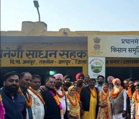 जसपुर 12 नवंबर 2025 (समय बोल रहा) जसपुर विधानसभा क्षेत्र के सहकारिता आंदोलन के लिए आज का दिन अत्यंत महत्वपूर्ण और शांतिपूर्ण रहा। क्षेत्र की तीन महत्वपूर्ण सहकारी समितियों—गढ़ीनेगी साधन सहकारी समिति, फीका किसान सेवा सहकारी समिति और बहुउद्देश्यीय सेवा किसान समिति—के चुनाव सर्वसम्मति से निर्विरोध संपन्न हो गए हैं। इन तीनों समितियों के प्रमुख पदों पर बिना किसी चुनावी टकराव के नेताओं का चयन होना, क्षेत्र के किसानों और सदस्यों के बीच गहरे सहयोग और एकता की भावना को दर्शाता है। सहकारी समिति चुनाव में यह निर्विरोध प्रक्रिया एक सकारात्मक संकेत है कि किसान अपने हितों को सर्वोपरि रखते हुए आपसी सहमति से नेतृत्व चुन रहे हैं, जिससे समितियों का समय और संसाधन दोनों बचेंगे, जिसका उपयोग सीधे किसानों की सेवा में किया जा सकेगा। 1. गढ़ीनेगी साधन सहकारी समिति: कुलविंदर कौर बनीं निर्विरोध अध्यक्ष गढ़ीनेगी साधन सहकारी समिति में अध्यक्ष पद के लिए चुनाव शांतिपूर्ण ढंग से संपन्न हुआ। इस समिति में सदस्यों ने सर्वसम्मति से कुलविंदर कौर को निर्विरोध अध्यक्ष (चेयरमैन) चुन लिया और मुक्ता रानी को निर्विरोध उपाध्यक्ष चुना। कुलविंदर कौर के निर्विरोध निर्वाचन से समिति के सदस्यों में खुशी और उत्साह का माहौल है। यह निर्विरोध चुनाव इस बात का प्रमाण है कि कुलविंदर कौर को सदस्यों का पूर्ण विश्वास प्राप्त है और अब वह समिति के माध्यम से किसानों को उन्नत बीज, खाद और अन्य सेवाएं उपलब्ध कराने की दिशा में काम करेंगी। 2. फीका किसान सेवा सहकारी समिति: मनोज चौहान और पिपेंदर सिंह ने संभाली कमान फीका किसान सेवा सहकारी समिति में भी चुनाव पूरी तरह से निर्विरोध रहा। यहाँ सदस्यों ने एक बार फिर आपसी सौहार्द का परिचय दिया। अध्यक्ष पद की महत्वपूर्ण जिम्मेदारी मनोज कुमार चौहान को निर्विरोध सौंपी गई। वहीं, उपाध्यक्ष (वाइस चेयरमैन) के पद पर पिपेंदर सिंह को भी सर्वसम्मति से निर्विरोध चुना गया। मनोज कुमार चौहान और पिपेंदर सिंह ने निर्वाचित होने के बाद किसानों का आभार व्यक्त किया और किसानों के कल्याण और समिति की मजबूती के लिए समर्पित भाव से काम करने का संकल्प दोहराया। इस निर्विरोध चयन को क्षेत्र के किसानों ने सहकारिता के लिए एक शुभ संकेत माना है। 3. बहुउद्देश्यीय सेवा किसान समिति: किरण वाला चौहान और दीदार सिंह निर्विरोध जसपुर क्षेत्र की तीसरी प्रमुख समिति, बहुउद्देश्यीय सेवा किसान समिति का चुनाव भी निर्विरोध रहा। इस समिति में भी महिला नेतृत्व को प्राथमिकता मिली। अध्यक्ष पद पर किरण वाला चौहान निर्विरोध चुनी गईं, जो समिति के कार्यों को नई दिशा देंगी। उपाध्यक्ष पद के लिए सदस्यों ने दीदार सिंह को निर्विरोध चुनकर अपनी सहमति व्यक्त की। इस समिति में भी प्रमुख पदों पर सर्वसम्मति से चुनाव होने से यह स्पष्ट है कि सभी सदस्य एकजुट होकर समिति के लक्ष्यों को प्राप्त करने के लिए तत्पर हैं। सहकारिता क्षेत्र में एकता और सर्वसम्मति का नया अध्याय जसपुर विधानसभा क्षेत्र की तीनों सहकारी समितियों—गढ़ीनेगी, फीका और बहुउद्देश्यीय सेवा किसान समिति—में अध्यक्ष और उपाध्यक्ष पदों पर निर्विरोध निर्वाचन होना सहकारिता क्षेत्र के लिए एक बड़ी उपलब्धि है। यह दर्शाता है कि किसान समुदाय अब चुनावी संघर्षों से बचकर विकास और सहयोग की राह पर चल पड़ा है। नवनिर्वाचित नेतृत्व अब किसानों को उनकी उपज का उचित मूल्य दिलाने, समय पर कृषि ऋण उपलब्ध कराने और कृषि संबंधी आधुनिक जानकारी प्रदान करने पर ध्यान केंद्रित कर सकेगा। यह निर्विरोध चयन क्षेत्र के विकास की नई नींव रखेगा।