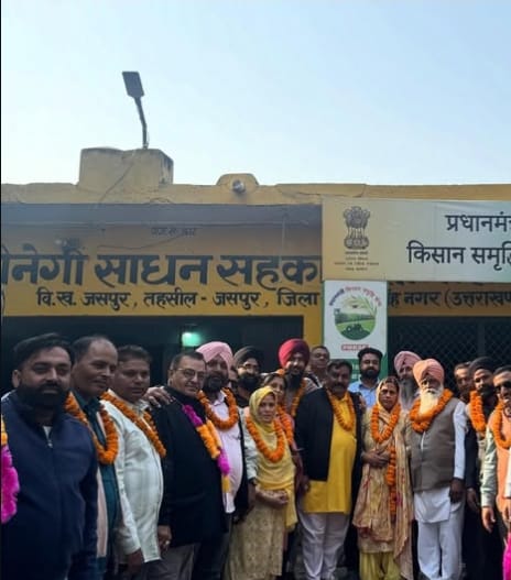 जसपुर 12 नवंबर 2025 (समय बोल रहा) जसपुर विधानसभा क्षेत्र के सहकारिता आंदोलन के लिए आज का दिन अत्यंत महत्वपूर्ण और शांतिपूर्ण रहा। क्षेत्र की तीन महत्वपूर्ण सहकारी समितियों—गढ़ीनेगी साधन सहकारी समिति, फीका किसान सेवा सहकारी समिति और बहुउद्देश्यीय सेवा किसान समिति—के चुनाव सर्वसम्मति से निर्विरोध संपन्न हो गए हैं। इन तीनों समितियों के प्रमुख पदों पर बिना किसी चुनावी टकराव के नेताओं का चयन होना, क्षेत्र के किसानों और सदस्यों के बीच गहरे सहयोग और एकता की भावना को दर्शाता है। सहकारी समिति चुनाव में यह निर्विरोध प्रक्रिया एक सकारात्मक संकेत है कि किसान अपने हितों को सर्वोपरि रखते हुए आपसी सहमति से नेतृत्व चुन रहे हैं, जिससे समितियों का समय और संसाधन दोनों बचेंगे, जिसका उपयोग सीधे किसानों की सेवा में किया जा सकेगा। 1. गढ़ीनेगी साधन सहकारी समिति: कुलविंदर कौर बनीं निर्विरोध अध्यक्ष गढ़ीनेगी साधन सहकारी समिति में अध्यक्ष पद के लिए चुनाव शांतिपूर्ण ढंग से संपन्न हुआ। इस समिति में सदस्यों ने सर्वसम्मति से कुलविंदर कौर को निर्विरोध अध्यक्ष (चेयरमैन) चुन लिया और मुक्ता रानी को निर्विरोध उपाध्यक्ष चुना। कुलविंदर कौर के निर्विरोध निर्वाचन से समिति के सदस्यों में खुशी और उत्साह का माहौल है। यह निर्विरोध चुनाव इस बात का प्रमाण है कि कुलविंदर कौर को सदस्यों का पूर्ण विश्वास प्राप्त है और अब वह समिति के माध्यम से किसानों को उन्नत बीज, खाद और अन्य सेवाएं उपलब्ध कराने की दिशा में काम करेंगी। 2. फीका किसान सेवा सहकारी समिति: मनोज चौहान और पिपेंदर सिंह ने संभाली कमान फीका किसान सेवा सहकारी समिति में भी चुनाव पूरी तरह से निर्विरोध रहा। यहाँ सदस्यों ने एक बार फिर आपसी सौहार्द का परिचय दिया। अध्यक्ष पद की महत्वपूर्ण जिम्मेदारी मनोज कुमार चौहान को निर्विरोध सौंपी गई। वहीं, उपाध्यक्ष (वाइस चेयरमैन) के पद पर पिपेंदर सिंह को भी सर्वसम्मति से निर्विरोध चुना गया। मनोज कुमार चौहान और पिपेंदर सिंह ने निर्वाचित होने के बाद किसानों का आभार व्यक्त किया और किसानों के कल्याण और समिति की मजबूती के लिए समर्पित भाव से काम करने का संकल्प दोहराया। इस निर्विरोध चयन को क्षेत्र के किसानों ने सहकारिता के लिए एक शुभ संकेत माना है। 3. बहुउद्देश्यीय सेवा किसान समिति: किरण वाला चौहान और दीदार सिंह निर्विरोध जसपुर क्षेत्र की तीसरी प्रमुख समिति, बहुउद्देश्यीय सेवा किसान समिति का चुनाव भी निर्विरोध रहा। इस समिति में भी महिला नेतृत्व को प्राथमिकता मिली। अध्यक्ष पद पर किरण वाला चौहान निर्विरोध चुनी गईं, जो समिति के कार्यों को नई दिशा देंगी। उपाध्यक्ष पद के लिए सदस्यों ने दीदार सिंह को निर्विरोध चुनकर अपनी सहमति व्यक्त की। इस समिति में भी प्रमुख पदों पर सर्वसम्मति से चुनाव होने से यह स्पष्ट है कि सभी सदस्य एकजुट होकर समिति के लक्ष्यों को प्राप्त करने के लिए तत्पर हैं। सहकारिता क्षेत्र में एकता और सर्वसम्मति का नया अध्याय जसपुर विधानसभा क्षेत्र की तीनों सहकारी समितियों—गढ़ीनेगी, फीका और बहुउद्देश्यीय सेवा किसान समिति—में अध्यक्ष और उपाध्यक्ष पदों पर निर्विरोध निर्वाचन होना सहकारिता क्षेत्र के लिए एक बड़ी उपलब्धि है। यह दर्शाता है कि किसान समुदाय अब चुनावी संघर्षों से बचकर विकास और सहयोग की राह पर चल पड़ा है। नवनिर्वाचित नेतृत्व अब किसानों को उनकी उपज का उचित मूल्य दिलाने, समय पर कृषि ऋण उपलब्ध कराने और कृषि संबंधी आधुनिक जानकारी प्रदान करने पर ध्यान केंद्रित कर सकेगा। यह निर्विरोध चयन क्षेत्र के विकास की नई नींव रखेगा।