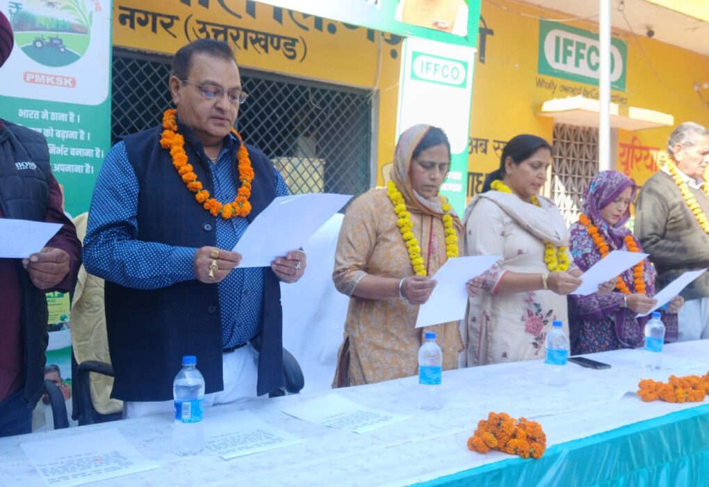 जसपुर 27 नवंबर 2025 (समय बोल रहा)  विकास खण्ड जसपुर के गढीनेगी क्षेत्र की साधन सहकारी समिति में आज नव नियुक्त पदाधिकारियों ने औपचारिक रूप से अपनी जिम्मेदारी संभाल ली। समिति के नए अध्यक्ष, उपाध्यक्ष और निदेशकों के लिए आयोजित भव्य शपथ ग्रहण समारोह सफलतापूर्वक संपन्न हुआ, जिससे क्षेत्र में सहकारिता के नए दौर की शुरुआत हो गई है। प्रभारी सचिव ने दिलाई शपथ शपथ ग्रहण की पूरी प्रक्रिया को समिति के प्रभारी सचिव सुरेश अरोरा ने सुचारू रूप से संचालित किया। श्री अरोरा ने सभी नवनियुक्त पदाधिकारियों को पद एवं गोपनीयता की शपथ दिलाई और कार्यक्रम को व्यवस्थित तथा बिना किसी बाधा के पूरा करवाया। शपथ लेते ही सभी पदाधिकारियों ने समिति के लक्ष्यों के प्रति अपनी प्रतिबद्धता दोहराई। शुभकामना देने के लिए पहुंचे प्रमुख लोग इस महत्वपूर्ण अवसर पर क्षेत्र के कई गणमान्य व्यक्ति और प्रतिष्ठित सदस्य उपस्थित रहे। नवगठित टीम को शुभकामनाएँ देने वालों में गुरताज भुल्लर, जगतार भुल्लर, रवि साहनी, गुरमुख सिंह, राजकुमार गुम्बर, सचिन बाठला, जगन्नाथ बाली, अभिषेक सुखीजा, मुकेश चावला और शिव किशोर शामिल थे। सभी उपस्थित लोगों ने नई टीम से समिति के कार्यों में पारदर्शिता, जवाबदेही और किसानों के हितों को प्राथमिकता देने की अपेक्षा जताई। भविष्य की योजनाओं पर हुई चर्चा शपथ ग्रहण समारोह के उपरांत, समिति के पदाधिकारियों और उपस्थित सदस्यों के बीच एक अनौपचारिक चर्चा भी हुई। इस दौरान समिति की भविष्य की योजनाओं, किसान हितों की रक्षा, और कार्य प्रणाली में सुधार लाने जैसे महत्वपूर्ण मुद्दों पर विचार-विमर्श किया गया। स्थानीय लोगों ने विश्वास व्यक्त किया कि नई और ऊर्जावान टीम क्षेत्र की जरूरतों को प्राथमिकता देगी और तेज तथा प्रभावी तरीके से कार्य करके सहकारिता आंदोलन को मजबूत करेगी। समिति द्वारा आयोजित यह शपथ ग्रहण समारोह शांतिपूर्ण, व्यवस्थित और उत्साहपूर्ण माहौल में संपन्न हुआ। प्रभारी सचिव सुरेश अरोरा की कुशल व्यवस्थापन में यह कार्यक्रम सफलता की नई कहानी लिख गया।