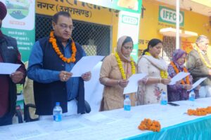 जसपुर 27 नवंबर 2025 (समय बोल रहा)  विकास खण्ड जसपुर के गढीनेगी क्षेत्र की साधन सहकारी समिति में आज नव नियुक्त पदाधिकारियों ने औपचारिक रूप से अपनी जिम्मेदारी संभाल ली। समिति के नए अध्यक्ष, उपाध्यक्ष और निदेशकों के लिए आयोजित भव्य शपथ ग्रहण समारोह सफलतापूर्वक संपन्न हुआ, जिससे क्षेत्र में सहकारिता के नए दौर की शुरुआत हो गई है। प्रभारी सचिव ने दिलाई शपथ शपथ ग्रहण की पूरी प्रक्रिया को समिति के प्रभारी सचिव सुरेश अरोरा ने सुचारू रूप से संचालित किया। श्री अरोरा ने सभी नवनियुक्त पदाधिकारियों को पद एवं गोपनीयता की शपथ दिलाई और कार्यक्रम को व्यवस्थित तथा बिना किसी बाधा के पूरा करवाया। शपथ लेते ही सभी पदाधिकारियों ने समिति के लक्ष्यों के प्रति अपनी प्रतिबद्धता दोहराई। शुभकामना देने के लिए पहुंचे प्रमुख लोग इस महत्वपूर्ण अवसर पर क्षेत्र के कई गणमान्य व्यक्ति और प्रतिष्ठित सदस्य उपस्थित रहे। नवगठित टीम को शुभकामनाएँ देने वालों में गुरताज भुल्लर, जगतार भुल्लर, रवि साहनी, गुरमुख सिंह, राजकुमार गुम्बर, सचिन बाठला, जगन्नाथ बाली, अभिषेक सुखीजा, मुकेश चावला और शिव किशोर शामिल थे। सभी उपस्थित लोगों ने नई टीम से समिति के कार्यों में पारदर्शिता, जवाबदेही और किसानों के हितों को प्राथमिकता देने की अपेक्षा जताई। भविष्य की योजनाओं पर हुई चर्चा शपथ ग्रहण समारोह के उपरांत, समिति के पदाधिकारियों और उपस्थित सदस्यों के बीच एक अनौपचारिक चर्चा भी हुई। इस दौरान समिति की भविष्य की योजनाओं, किसान हितों की रक्षा, और कार्य प्रणाली में सुधार लाने जैसे महत्वपूर्ण मुद्दों पर विचार-विमर्श किया गया। स्थानीय लोगों ने विश्वास व्यक्त किया कि नई और ऊर्जावान टीम क्षेत्र की जरूरतों को प्राथमिकता देगी और तेज तथा प्रभावी तरीके से कार्य करके सहकारिता आंदोलन को मजबूत करेगी। समिति द्वारा आयोजित यह शपथ ग्रहण समारोह शांतिपूर्ण, व्यवस्थित और उत्साहपूर्ण माहौल में संपन्न हुआ। प्रभारी सचिव सुरेश अरोरा की कुशल व्यवस्थापन में यह कार्यक्रम सफलता की नई कहानी लिख गया।