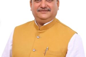 काशीपुर, 16 दिसंबर 2025 (समय बोल रहा) – काशीपुर में स्वच्छता नियमों का उल्लंघन कर खुलेआम कूड़ा जलाने वालों को आज महापौर दीपक बाली की त्वरित कार्रवाई का सामना करना पड़ा। क्षेत्र से गुजरते समय कूड़ा जलाने की इस अव्यवस्था पर जैसे ही महापौर की नज़र पड़ी, उन्होंने तुरंत अपना वाहन रुकवाकर मौके पर स्थिति का जायजा लिया और संबंधित लोगों को बुलाया। पहली गलती पर माफ़ी, अनोखी सजा सुनाई नियमों का पहली बार उल्लंघन करने पर महापौर दीपक बाली ने मानवीय दृष्टिकोण अपनाया। उन्होंने तत्काल जुर्माना लगाने के बजाय एक अनोखी सजा सुनाई। महापौर ने निर्देश दिए कि पकड़े गए सभी लोग अब कम से कम 10-10 अन्य लोगों को कूड़ा न जलाने के लिए जागरूक करेंगे और शहर में स्वच्छता का संदेश फैलाएंगे। महापौर ने दो टूक शब्दों में कहा कि: "जब तक हम खुद अपनी आदतें नहीं बदलेंगे, तब तक कोई भी व्यवस्था शहर को स्वच्छ नहीं बना सकती। चाहे महापौर खुद मौके पर क्यों न आ जाए, बिना जनसहयोग के शहर को साफ नहीं किया जा सकता।" व्यापार मंडल से किया विशेष आह्वान स्वच्छता अभियान की सफलता सुनिश्चित करने के लिए महापौर ने व्यापार मंडल से विशेष अपील की। उन्होंने कहा कि बाजारों में मुनादी कराकर हर दुकानदार को अतिक्रमण न करने के लिए प्रेरित किया जाए, ताकि बाजार व्यवस्थित और साफ-सुथरे बन सकें। अब नहीं चलेगी ढिलाई, सख्त कार्रवाई तय महापौर ने स्पष्ट किया कि 'स्वच्छ काशीपुर' अभियान तभी सफल होगा जब प्रशासन, व्यापारी और आमजन मिलकर अपनी जिम्मेदारी निभाएंगे। उन्होंने साफ किया कि अब स्वच्छता को लेकर कोई कोर-कसर नहीं छोड़ी जाएगी। खुले में कूड़ा फेंकने और कूड़ा जलाने वालों के खिलाफ आगे से कठोर कार्रवाई अमल में लाई जाएगी और नियम तोड़ने वालों पर जुर्माना एवं कानूनी कार्रवाई सुनिश्चित की जाएगी। उन्होंने नागरिकों से अपील की कि घरों और व्यावसायिक प्रतिष्ठानों का कूड़ा नगर निगम की कूड़ा गाड़ी में ही डालें, क्योंकि सड़कों, नालियों और सार्वजनिक स्थानों पर कूड़ा फेंकना पूरी तरह प्रतिबंधित है। इंदौर दौरे से लौटे, नई ऊर्जा में दिखे महापौर स्वच्छता के मॉडल शहर इंदौर के दौरे से लौटे महापौर दीपक बाली पूरी तरह एक्शन मोड में नजर आए। उन्होंने विश्वास जताया कि इंदौर की तर्ज पर काशीपुर को भी स्वच्छ और सुंदर शहर बनाया जाएगा। इसके अलावा, उन्होंने अधिकारियों को निर्देश दिया कि नालियों के ऊपर रखे पक्के स्लैब हटाकर उनकी जगह लोहे के जाल लगाए जाएं, जिससे सफाई व्यवस्था बेहतर होगी और जलभराव की समस्या से भी निजात मिलेगी।