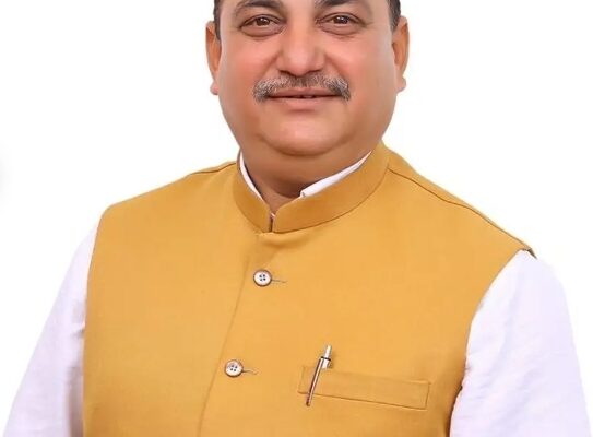 काशीपुर, 16 दिसंबर 2025 (समय बोल रहा) – काशीपुर में स्वच्छता नियमों का उल्लंघन कर खुलेआम कूड़ा जलाने वालों को आज महापौर दीपक बाली की त्वरित कार्रवाई का सामना करना पड़ा। क्षेत्र से गुजरते समय कूड़ा जलाने की इस अव्यवस्था पर जैसे ही महापौर की नज़र पड़ी, उन्होंने तुरंत अपना वाहन रुकवाकर मौके पर स्थिति का जायजा लिया और संबंधित लोगों को बुलाया। पहली गलती पर माफ़ी, अनोखी सजा सुनाई नियमों का पहली बार उल्लंघन करने पर महापौर दीपक बाली ने मानवीय दृष्टिकोण अपनाया। उन्होंने तत्काल जुर्माना लगाने के बजाय एक अनोखी सजा सुनाई। महापौर ने निर्देश दिए कि पकड़े गए सभी लोग अब कम से कम 10-10 अन्य लोगों को कूड़ा न जलाने के लिए जागरूक करेंगे और शहर में स्वच्छता का संदेश फैलाएंगे। महापौर ने दो टूक शब्दों में कहा कि: "जब तक हम खुद अपनी आदतें नहीं बदलेंगे, तब तक कोई भी व्यवस्था शहर को स्वच्छ नहीं बना सकती। चाहे महापौर खुद मौके पर क्यों न आ जाए, बिना जनसहयोग के शहर को साफ नहीं किया जा सकता।" व्यापार मंडल से किया विशेष आह्वान स्वच्छता अभियान की सफलता सुनिश्चित करने के लिए महापौर ने व्यापार मंडल से विशेष अपील की। उन्होंने कहा कि बाजारों में मुनादी कराकर हर दुकानदार को अतिक्रमण न करने के लिए प्रेरित किया जाए, ताकि बाजार व्यवस्थित और साफ-सुथरे बन सकें। अब नहीं चलेगी ढिलाई, सख्त कार्रवाई तय महापौर ने स्पष्ट किया कि 'स्वच्छ काशीपुर' अभियान तभी सफल होगा जब प्रशासन, व्यापारी और आमजन मिलकर अपनी जिम्मेदारी निभाएंगे। उन्होंने साफ किया कि अब स्वच्छता को लेकर कोई कोर-कसर नहीं छोड़ी जाएगी। खुले में कूड़ा फेंकने और कूड़ा जलाने वालों के खिलाफ आगे से कठोर कार्रवाई अमल में लाई जाएगी और नियम तोड़ने वालों पर जुर्माना एवं कानूनी कार्रवाई सुनिश्चित की जाएगी। उन्होंने नागरिकों से अपील की कि घरों और व्यावसायिक प्रतिष्ठानों का कूड़ा नगर निगम की कूड़ा गाड़ी में ही डालें, क्योंकि सड़कों, नालियों और सार्वजनिक स्थानों पर कूड़ा फेंकना पूरी तरह प्रतिबंधित है। इंदौर दौरे से लौटे, नई ऊर्जा में दिखे महापौर स्वच्छता के मॉडल शहर इंदौर के दौरे से लौटे महापौर दीपक बाली पूरी तरह एक्शन मोड में नजर आए। उन्होंने विश्वास जताया कि इंदौर की तर्ज पर काशीपुर को भी स्वच्छ और सुंदर शहर बनाया जाएगा। इसके अलावा, उन्होंने अधिकारियों को निर्देश दिया कि नालियों के ऊपर रखे पक्के स्लैब हटाकर उनकी जगह लोहे के जाल लगाए जाएं, जिससे सफाई व्यवस्था बेहतर होगी और जलभराव की समस्या से भी निजात मिलेगी।