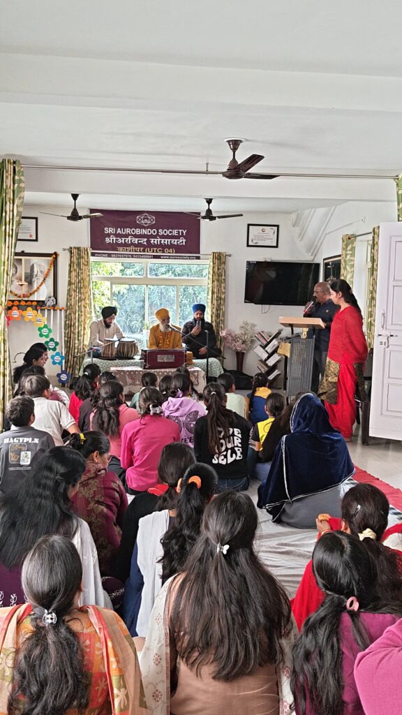 श्री मां के जन्मदिवस पर श्री अरविन्दो सोसायटी काशीपुर में भजन संध्या, मेधावी छात्रों को किया गया सम्मानित 3 1000230789