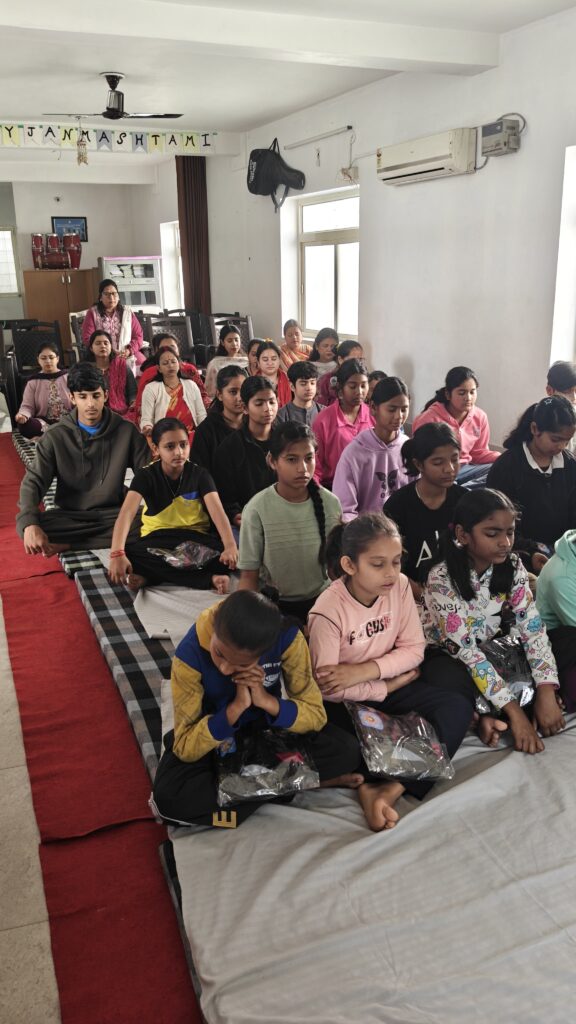 श्री मां के जन्मदिवस पर श्री अरविन्दो सोसायटी काशीपुर में भजन संध्या, मेधावी छात्रों को किया गया सम्मानित 4 1000230796