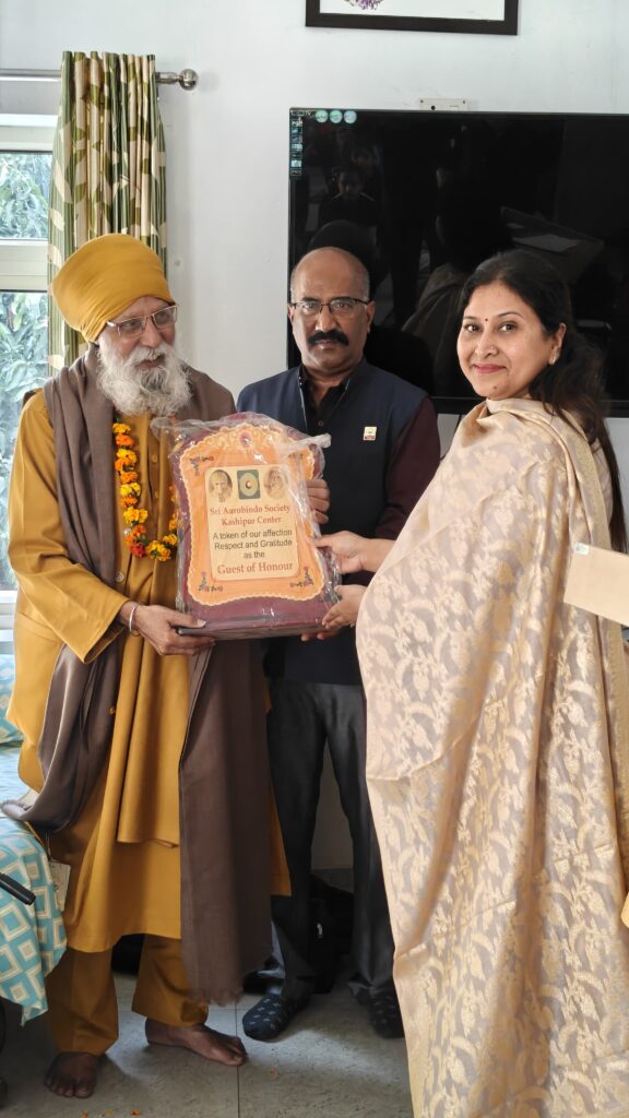 श्री मां के जन्मदिवस पर श्री अरविन्दो सोसायटी काशीपुर में भजन संध्या, मेधावी छात्रों को किया गया सम्मानित 2 1000230808