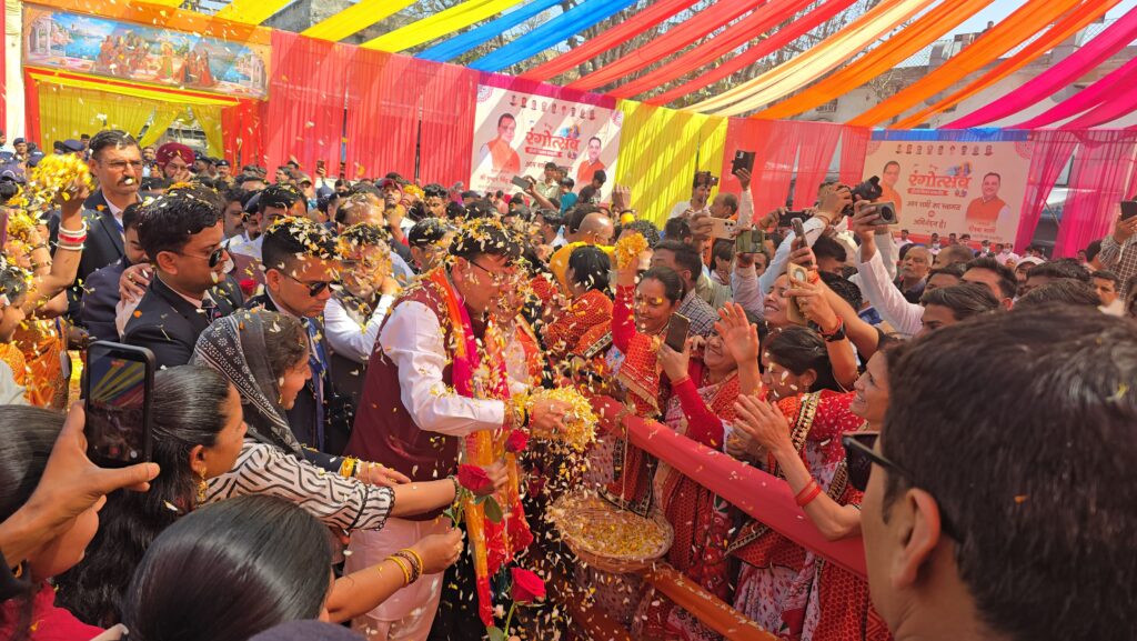 काशीपुर में रंगोत्सव होली मिलन समारोह में शामिल हुए पुष्कर सिंह धामी 2 1000237307