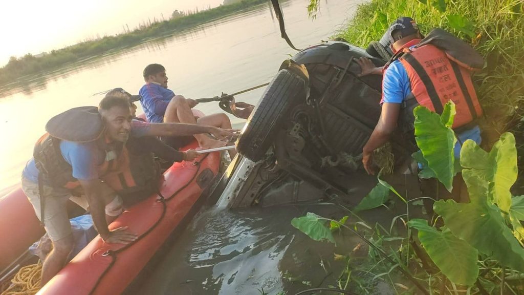 गंग नहर में गिरी कार, PAC हरिद्वार की सूझबूझ से बचीं 6 जिंदगियां 3 1000311337
