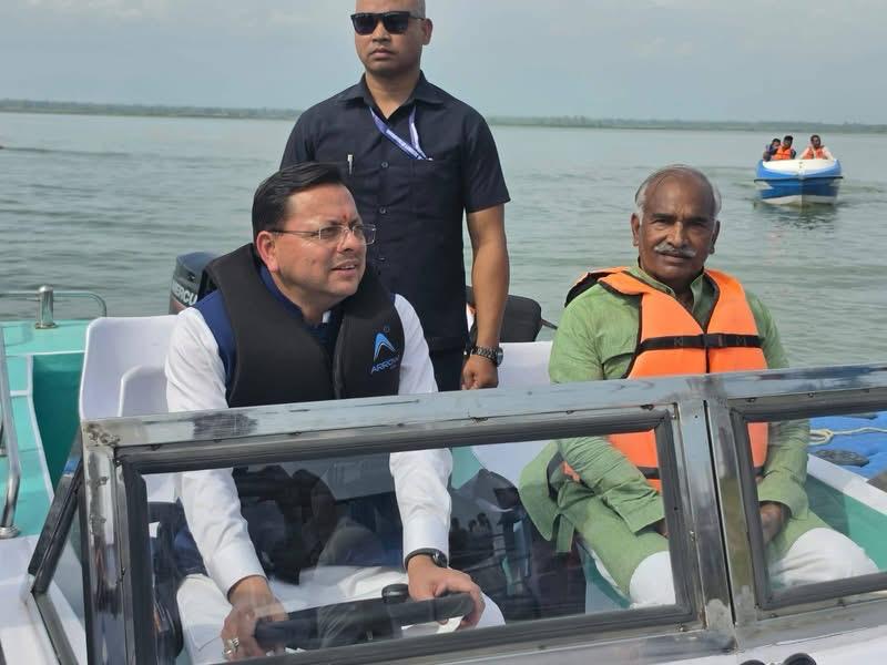 गदरपुर पहुंचे मुख्यमंत्री धामी, विधायक अरविंद पांडे संग वाटर स्पोर्ट्स का लिया आनंद 2 1000338743