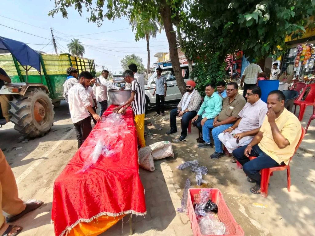 भगत सिंह कोश्यारी के 84वें जन्मदिवस पर कुंडा में शरबत वितरण, भाजपा कार्यकर्ताओं ने दी शुभकामनाएं 2 1000342245
