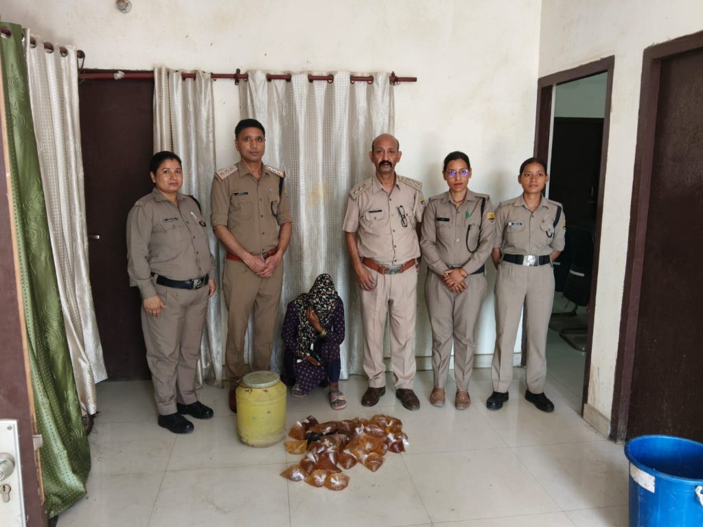 जसपुर के कलियावाला और गढ़ी हुसैन में आबकारी विभाग की बड़ी कार्रवाई, 115 लीटर अवैध कच्ची शराब बरामद 2 1000344526
