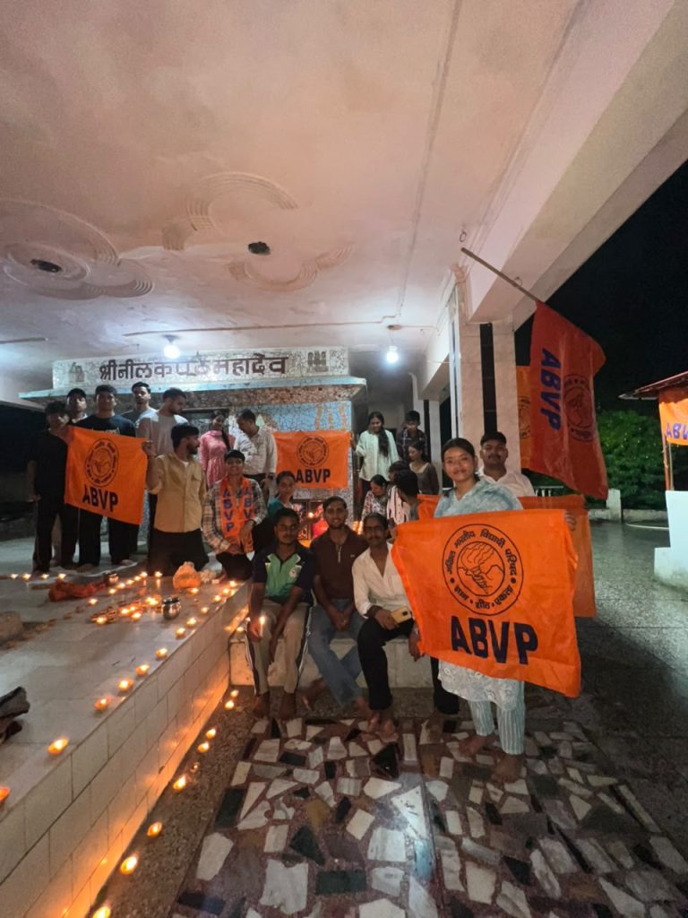 1001 दीपों की रोशनी से जगमगाया द्रोण सागर, ABVP ने मनाया 78वें स्थापना दिवस का उत्सव 3 1000361329