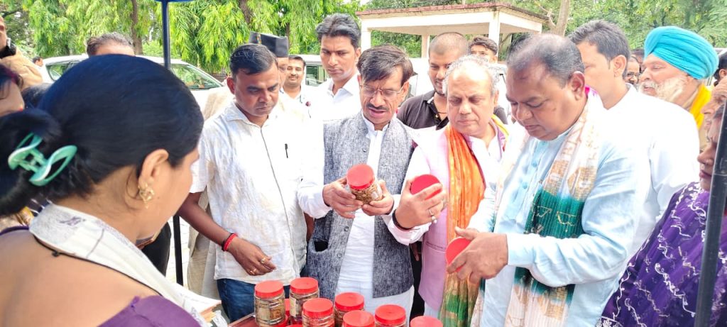 राज्य मंत्री विनय रुहेला की अध्यक्षता में जसपुर में 'सेवा सप्ताह' शिविर, 54 शिकायतों में 38 का मौके पर निस्तारण 3 1000361994