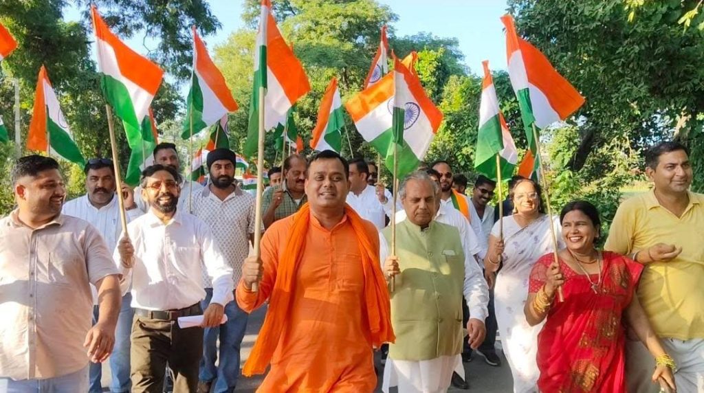 जसपुर के करनपुर से भरतपुर तक निकली तिरंगा यात्रा, 3 किलोमीटर तक पैदल चले भाजपा के कार्यकर्ता और स्थानीय लोग 2 1000403869