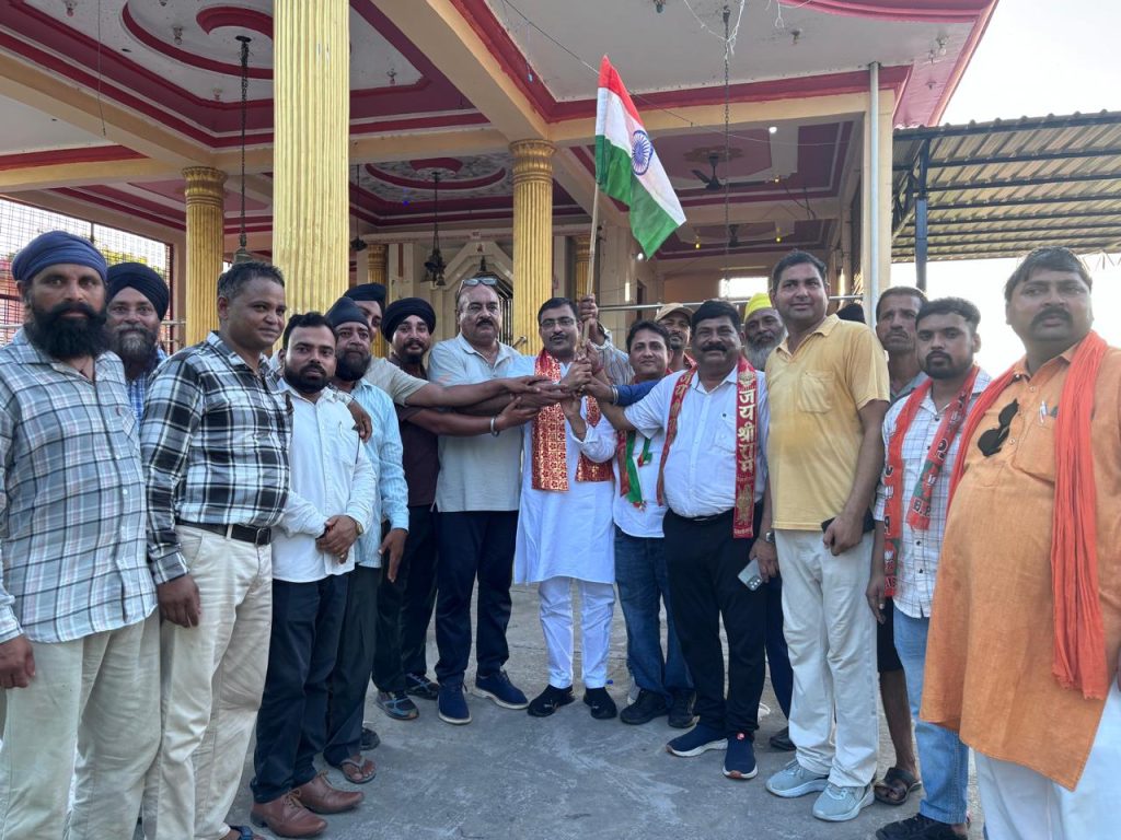 जसपुर के करनपुर से भरतपुर तक निकली तिरंगा यात्रा, 3 किलोमीटर तक पैदल चले भाजपा के कार्यकर्ता और स्थानीय लोग 3 1000404020