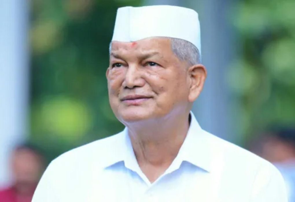 देहरादून। उत्तराखंड की राजनीति से इस वक्त की बड़ी खबर सामने आ रही है। प्रदेश के पूर्व मुख्यमंत्री और कांग्रेस के वरिष्ठ नेता हरीश रावत ने कांग्रेस पार्टी के सभी संगठनात्मक पदों से इस्तीफा दे दिया है। हरीश रावत के इस बड़े फैसले के बाद उत्तराखंड के राजनीतिक गलियारों में हलचल तेज हो गई है। शुक्रवार को हरीश रावत के पूर्व ओएसडी चंदन सिंह जीना के घर प्रवर्तन निदेशालय (ED) की कार्रवाई के बाद प्रदेश की सियासत में चर्चाओं का दौर शुरू हो गया था। इसी बीच हरीश रावत ने इंटरनेट मीडिया पर पोस्ट साझा कर कांग्रेस में अपने संगठनात्मक पदों से हटने की घोषणा की। हरीश रावत ने अपनी पोस्ट में कहा कि कांग्रेस पार्टी भ्रष्टाचार के खिलाफ संघर्ष कर रही है और उनके किसी भी कृत्य की वजह से पार्टी के इस संघर्ष में कोई कमजोरी नहीं आनी चाहिए। इसी कारण उन्होंने संगठनात्मक जिम्मेदारियों से हटने का फैसला लिया है। भर्ती मामलों को लेकर भी रखी अपनी बात पूर्व मुख्यमंत्री ने अपने कार्यकाल के दौरान हुई सरकारी भर्तियों का जिक्र करते हुए कहा कि उनके तीन वर्ष के कार्यकाल में 42 हजार से अधिक सरकारी पदों पर भर्तियां हुईं। उन्होंने कहा कि नियुक्तियों और परीक्षाओं में किसी भी तरह की गड़बड़ी राज्य के युवाओं के भविष्य के साथ खिलवाड़ है। हरीश रावत ने यह भी कहा कि यदि उनके कार्यकाल के दौरान जाने-अनजाने में कोई ऐसी चूक हुई हो, जिससे राज्य के युवाओं के भविष्य पर प्रतिकूल प्रभाव पड़ा हो, तो वह इसके लिए उत्तराखंड की जनता से क्षमा मांगते हैं। जांच एजेंसियों को प्रमाण देने की अपील हरीश रावत ने सार्वजनिक अपील करते हुए कहा कि यदि किसी व्यक्ति के पास भर्ती मामलों में उनकी संलिप्तता या हस्तक्षेप से जुड़े कोई प्रमाण हैं तो वे उन्हें CBI, ED या राज्य पुलिस को उपलब्ध कराएं। उन्होंने कहा कि यदि उनसे कोई चूक हुई है तो कानून के अनुसार उन्हें दंड मिलना चाहिए। चुनाव से पहले बड़ा सियासी घटनाक्रम उत्तराखंड में विधानसभा चुनाव से पहले हरीश रावत का कांग्रेस के सभी संगठनात्मक पदों से इस्तीफा देना पार्टी के लिए बेहद अहम घटनाक्रम माना जा रहा है। उनके फैसले के बाद राजनीतिक गलियारों में बड़ी हलचल देखने को मिल रही है। अब नजर इस बात पर है कि हरीश रावत के इस फैसले का आगामी विधानसभा चुनाव और कांग्रेस की चुनावी रणनीति पर क्या असर पड़ता है।