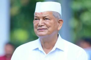 देहरादून। उत्तराखंड की राजनीति से इस वक्त की बड़ी खबर सामने आ रही है। प्रदेश के पूर्व मुख्यमंत्री और कांग्रेस के वरिष्ठ नेता हरीश रावत ने कांग्रेस पार्टी के सभी संगठनात्मक पदों से इस्तीफा दे दिया है। हरीश रावत के इस बड़े फैसले के बाद उत्तराखंड के राजनीतिक गलियारों में हलचल तेज हो गई है। शुक्रवार को हरीश रावत के पूर्व ओएसडी चंदन सिंह जीना के घर प्रवर्तन निदेशालय (ED) की कार्रवाई के बाद प्रदेश की सियासत में चर्चाओं का दौर शुरू हो गया था। इसी बीच हरीश रावत ने इंटरनेट मीडिया पर पोस्ट साझा कर कांग्रेस में अपने संगठनात्मक पदों से हटने की घोषणा की। हरीश रावत ने अपनी पोस्ट में कहा कि कांग्रेस पार्टी भ्रष्टाचार के खिलाफ संघर्ष कर रही है और उनके किसी भी कृत्य की वजह से पार्टी के इस संघर्ष में कोई कमजोरी नहीं आनी चाहिए। इसी कारण उन्होंने संगठनात्मक जिम्मेदारियों से हटने का फैसला लिया है। भर्ती मामलों को लेकर भी रखी अपनी बात पूर्व मुख्यमंत्री ने अपने कार्यकाल के दौरान हुई सरकारी भर्तियों का जिक्र करते हुए कहा कि उनके तीन वर्ष के कार्यकाल में 42 हजार से अधिक सरकारी पदों पर भर्तियां हुईं। उन्होंने कहा कि नियुक्तियों और परीक्षाओं में किसी भी तरह की गड़बड़ी राज्य के युवाओं के भविष्य के साथ खिलवाड़ है। हरीश रावत ने यह भी कहा कि यदि उनके कार्यकाल के दौरान जाने-अनजाने में कोई ऐसी चूक हुई हो, जिससे राज्य के युवाओं के भविष्य पर प्रतिकूल प्रभाव पड़ा हो, तो वह इसके लिए उत्तराखंड की जनता से क्षमा मांगते हैं। जांच एजेंसियों को प्रमाण देने की अपील हरीश रावत ने सार्वजनिक अपील करते हुए कहा कि यदि किसी व्यक्ति के पास भर्ती मामलों में उनकी संलिप्तता या हस्तक्षेप से जुड़े कोई प्रमाण हैं तो वे उन्हें CBI, ED या राज्य पुलिस को उपलब्ध कराएं। उन्होंने कहा कि यदि उनसे कोई चूक हुई है तो कानून के अनुसार उन्हें दंड मिलना चाहिए। चुनाव से पहले बड़ा सियासी घटनाक्रम उत्तराखंड में विधानसभा चुनाव से पहले हरीश रावत का कांग्रेस के सभी संगठनात्मक पदों से इस्तीफा देना पार्टी के लिए बेहद अहम घटनाक्रम माना जा रहा है। उनके फैसले के बाद राजनीतिक गलियारों में बड़ी हलचल देखने को मिल रही है। अब नजर इस बात पर है कि हरीश रावत के इस फैसले का आगामी विधानसभा चुनाव और कांग्रेस की चुनावी रणनीति पर क्या असर पड़ता है।