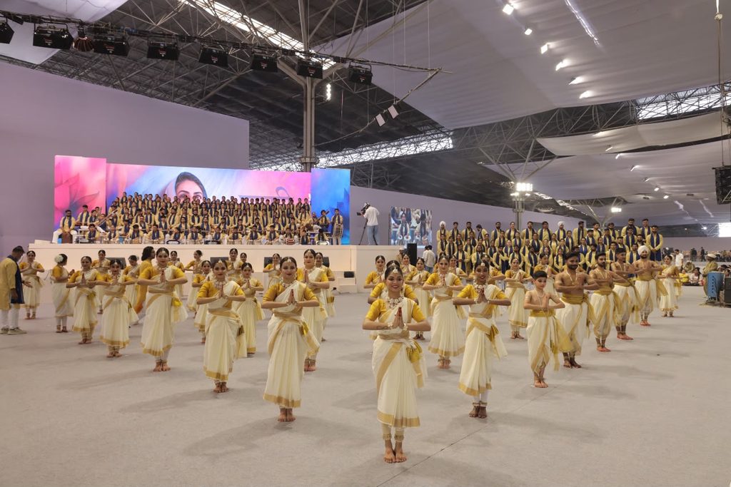 आध्यात्मिक जागृति की आभा में शुरू हुआ 79वां वार्षिक निरंकारी संत समागमसतगुरु माता सुदीक्षा जी महाराज ने दिया मानवता, प्रेम और विश्वबंधुत्व का संदेश, देश-विदेश से पहुंचे लाखों श्रद्धालु 3 1000492250